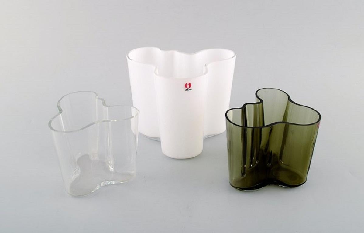 Alvar Aalto für Iittala. Vasen aus grünem, weißem und klarem Kunstglas.  (Finnisch) im Angebot