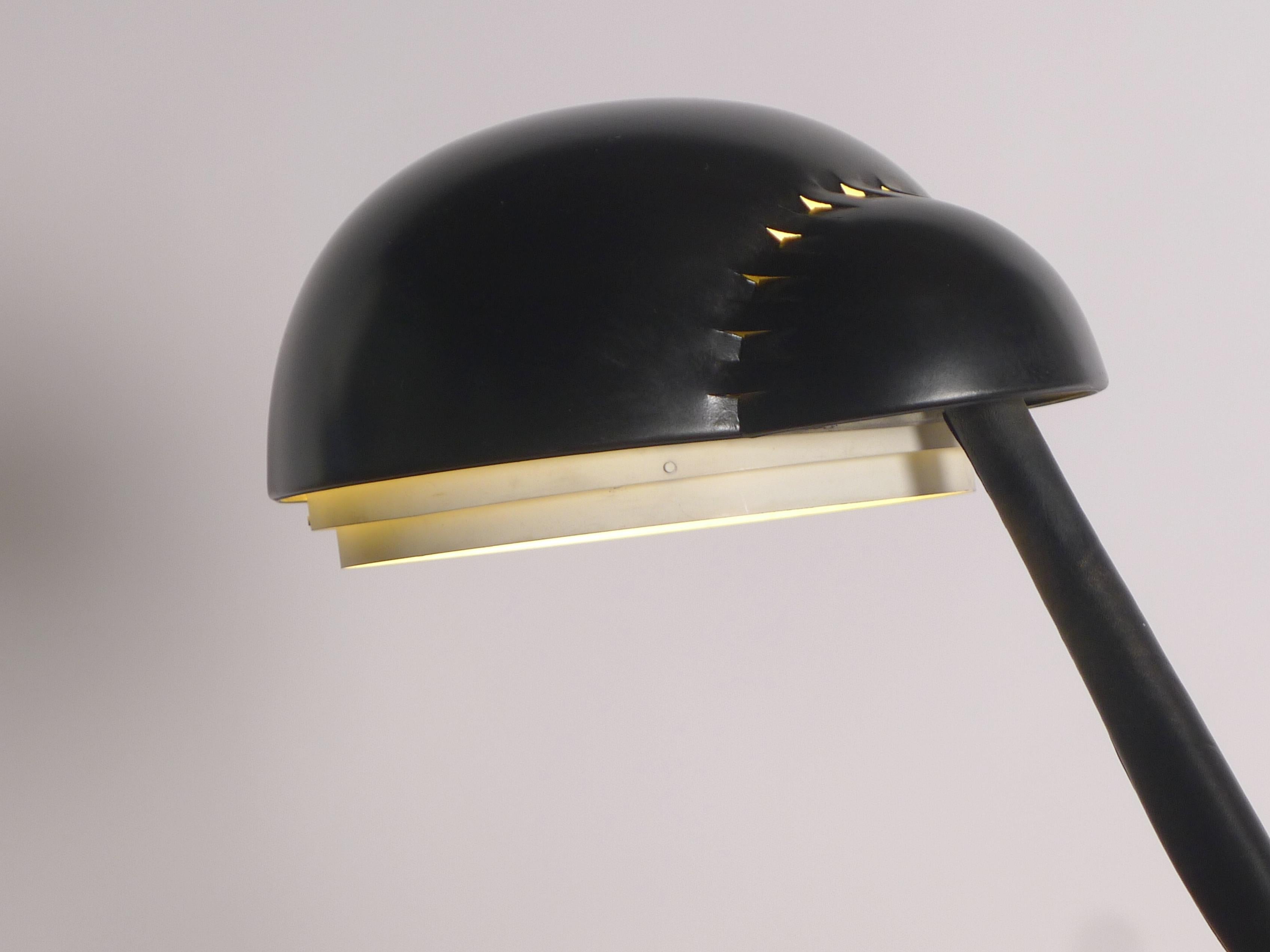Alvar Aalto für Valaistustyö Ky, Schreibtischlampe, Modell A704, frühes Originalbeispiel im Angebot 4