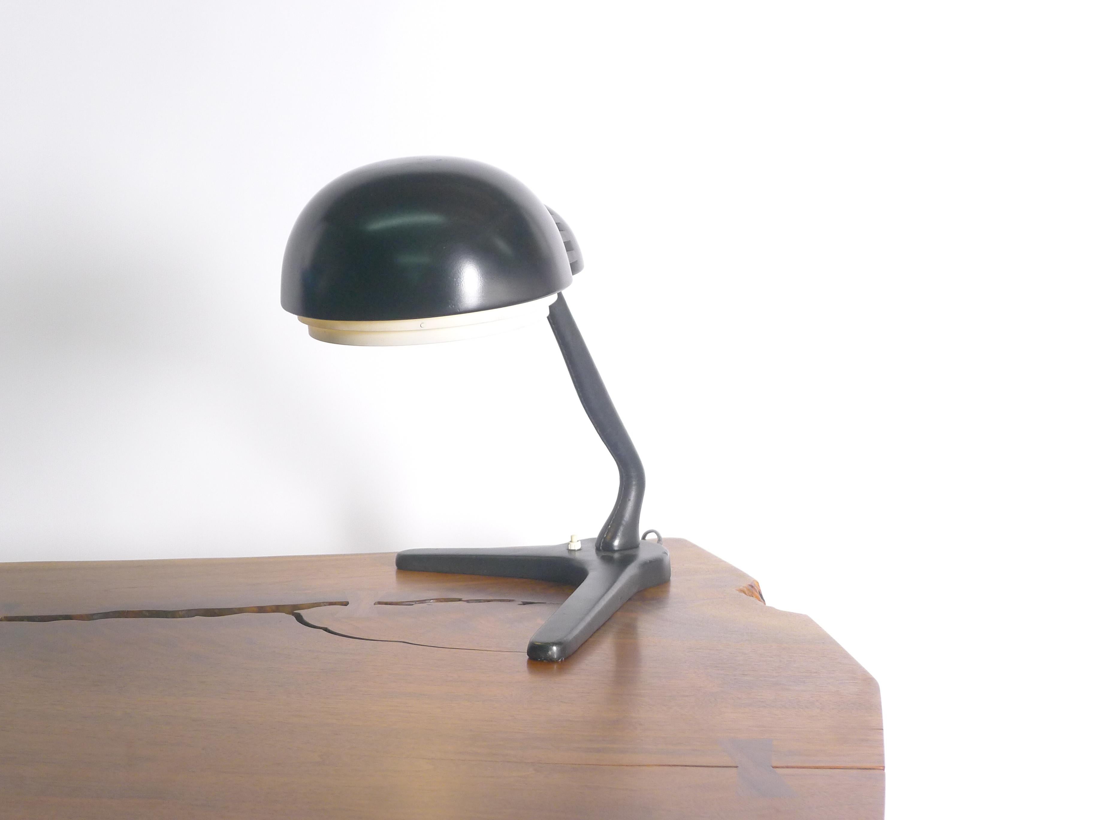 Alvar Aalto (finnisch 1898-1976) 
Leder-Schreibtischlampe, Modell A704, hergestellt von Valaistustyö, Finnland 1950er Jahre

Die 1954 entworfene Leuchte A704 hat einen schwarz emaillierten Metallschirm mit einem zweischichtigen weiß emaillierten