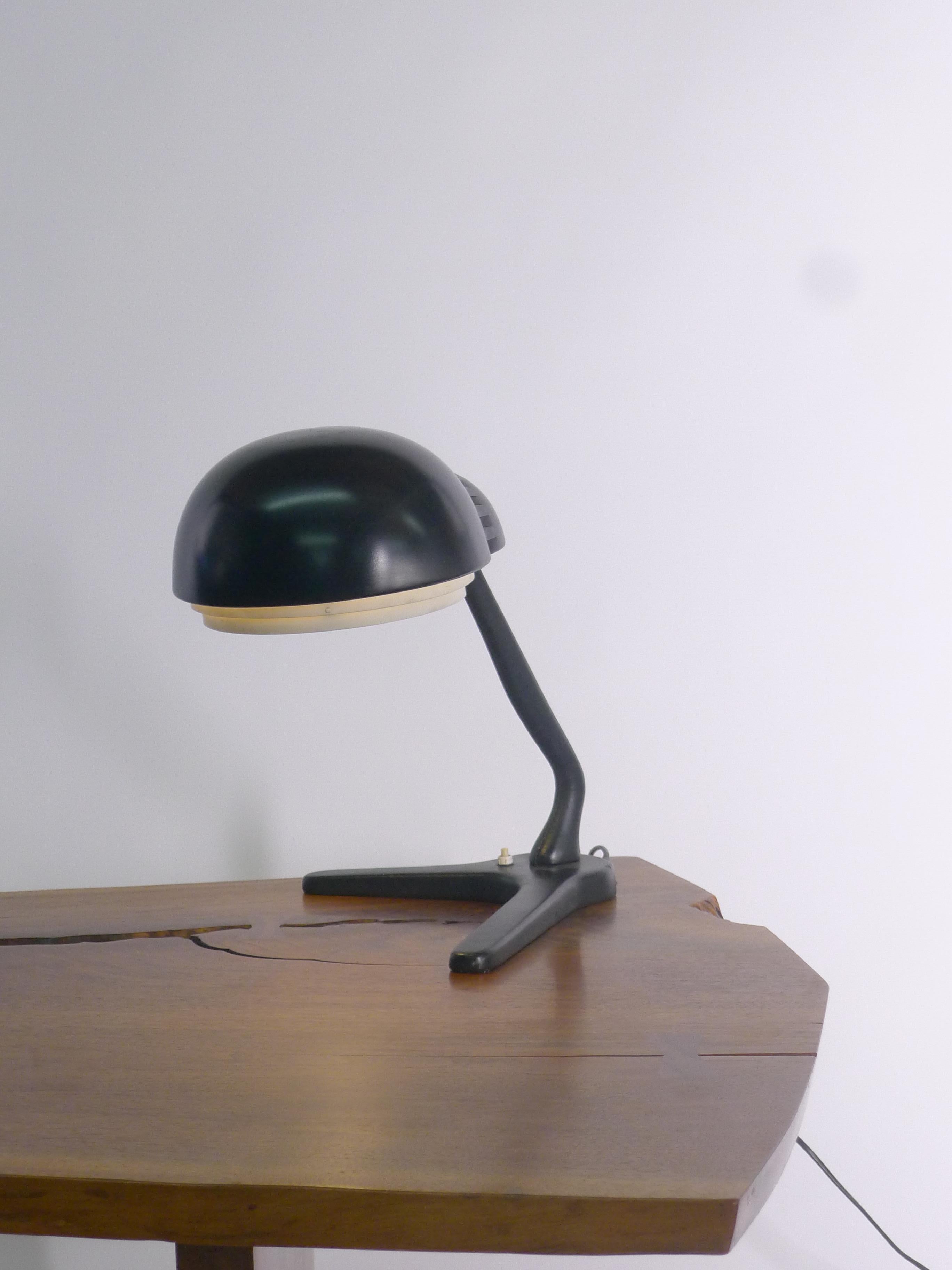 Alvar Aalto für Valaistustyö Ky, Schreibtischlampe, Modell A704, frühes Originalbeispiel (Finnisch) im Angebot