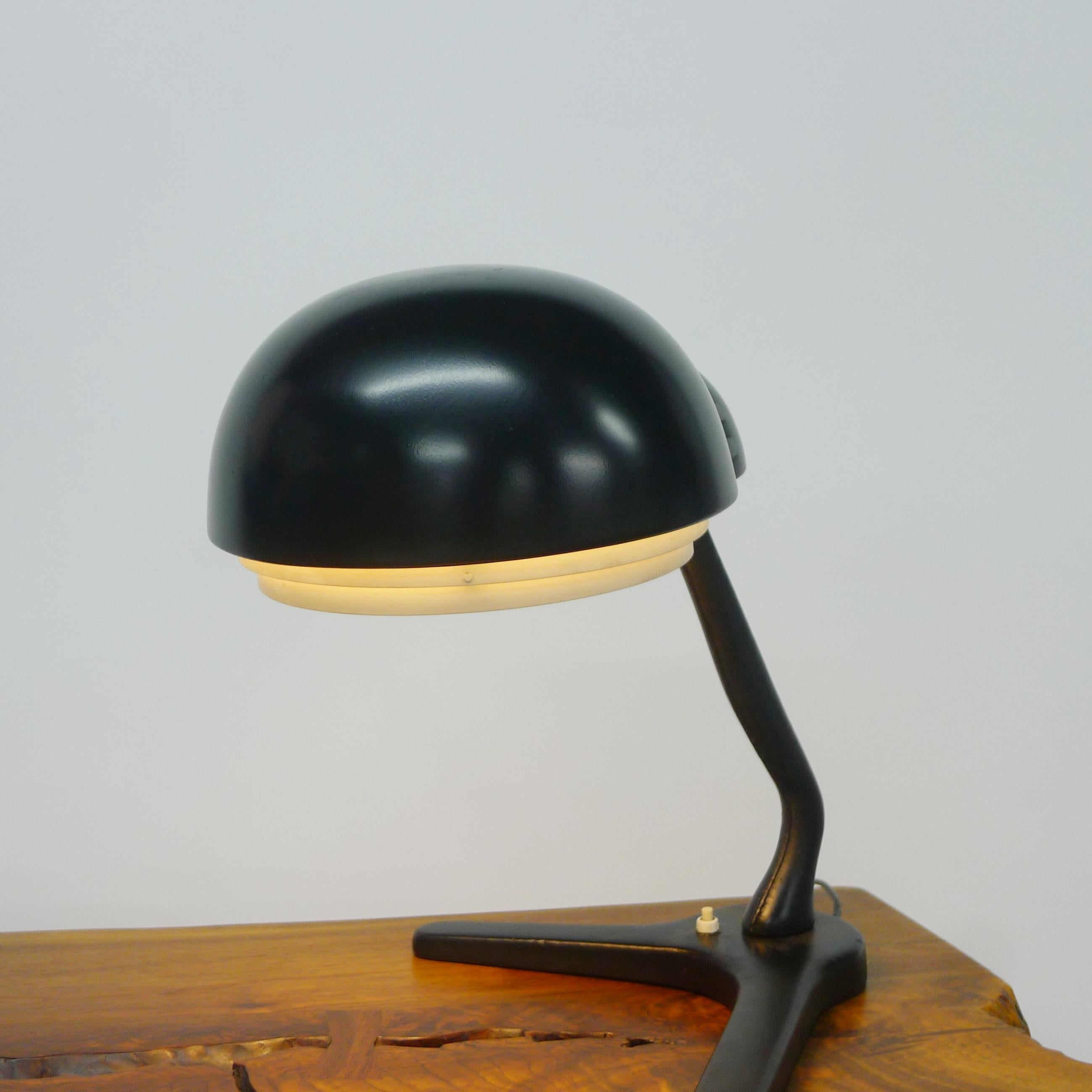 Alvar Aalto für Valaistustyö Ky, Schreibtischlampe, Modell A704, frühes Originalbeispiel im Zustand „Gut“ im Angebot in Wargrave, Berkshire