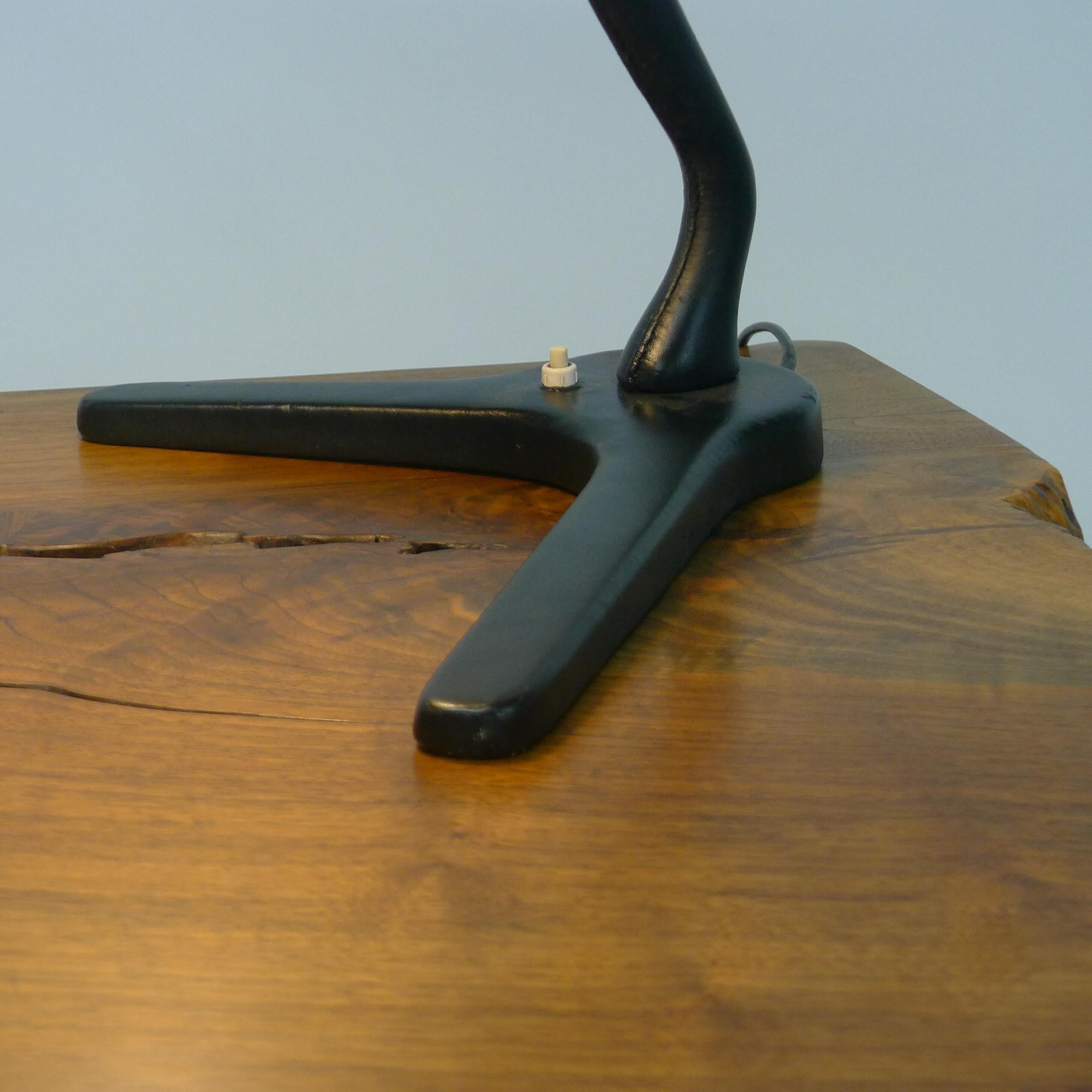 Alvar Aalto für Valaistustyö Ky, Schreibtischlampe, Modell A704, frühes Originalbeispiel (Mitte des 20. Jahrhunderts) im Angebot