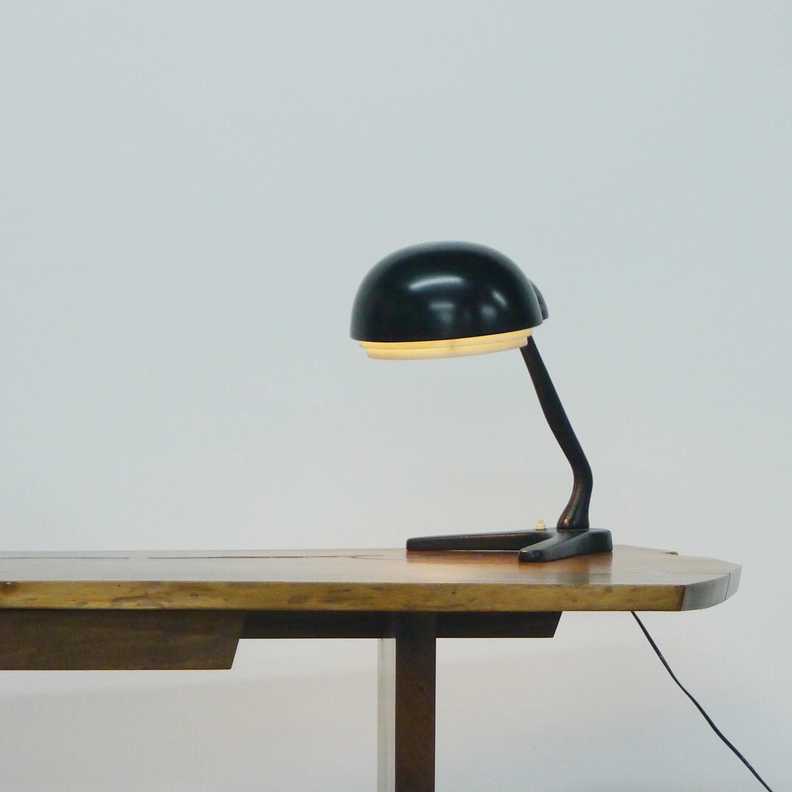 Alvar Aalto für Valaistustyö Ky, Schreibtischlampe, Modell A704, frühes Originalbeispiel (Metall) im Angebot