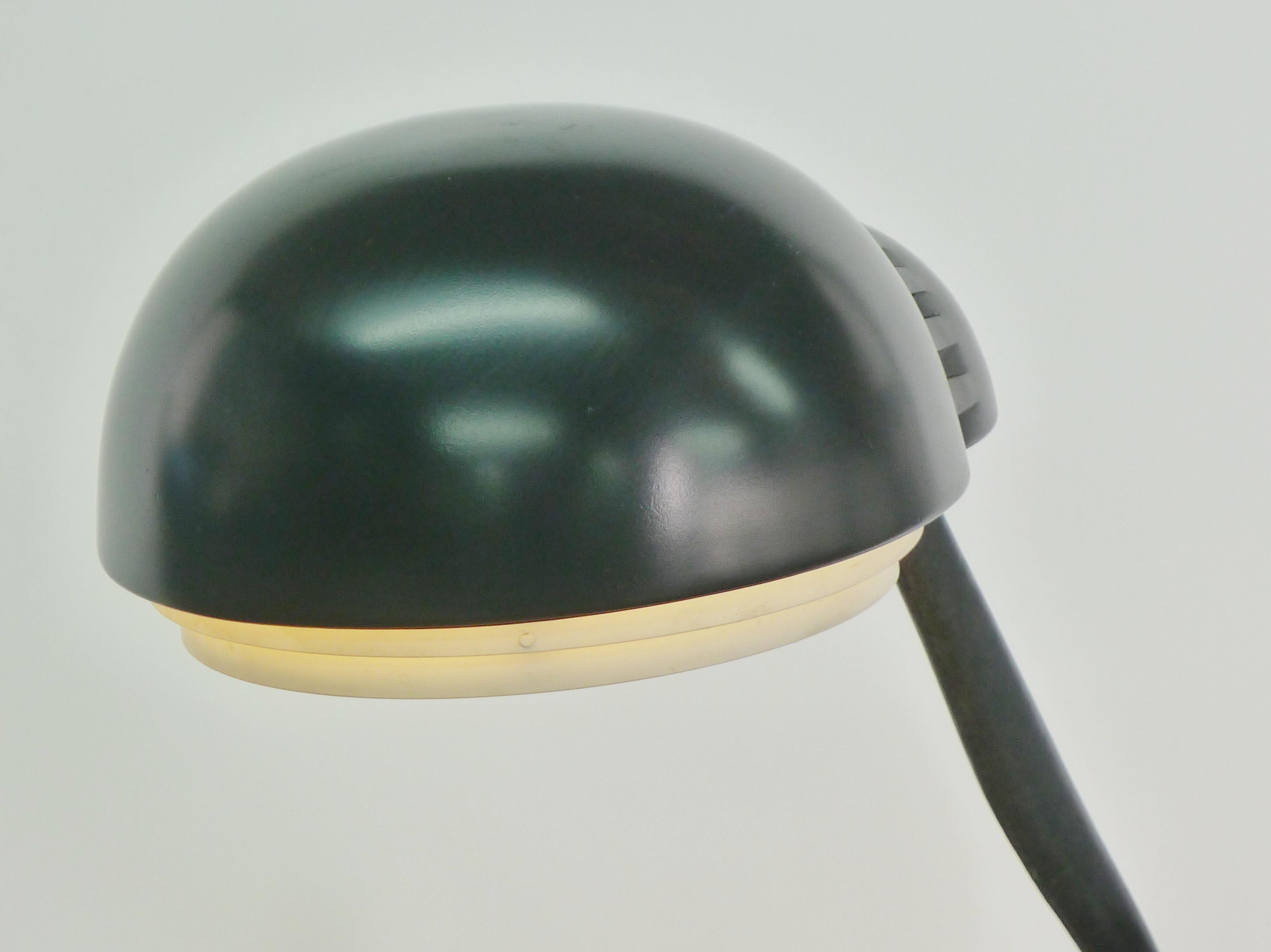 Alvar Aalto für Valaistustyö Ky, Schreibtischlampe, Modell A704, frühes Originalbeispiel im Angebot 1