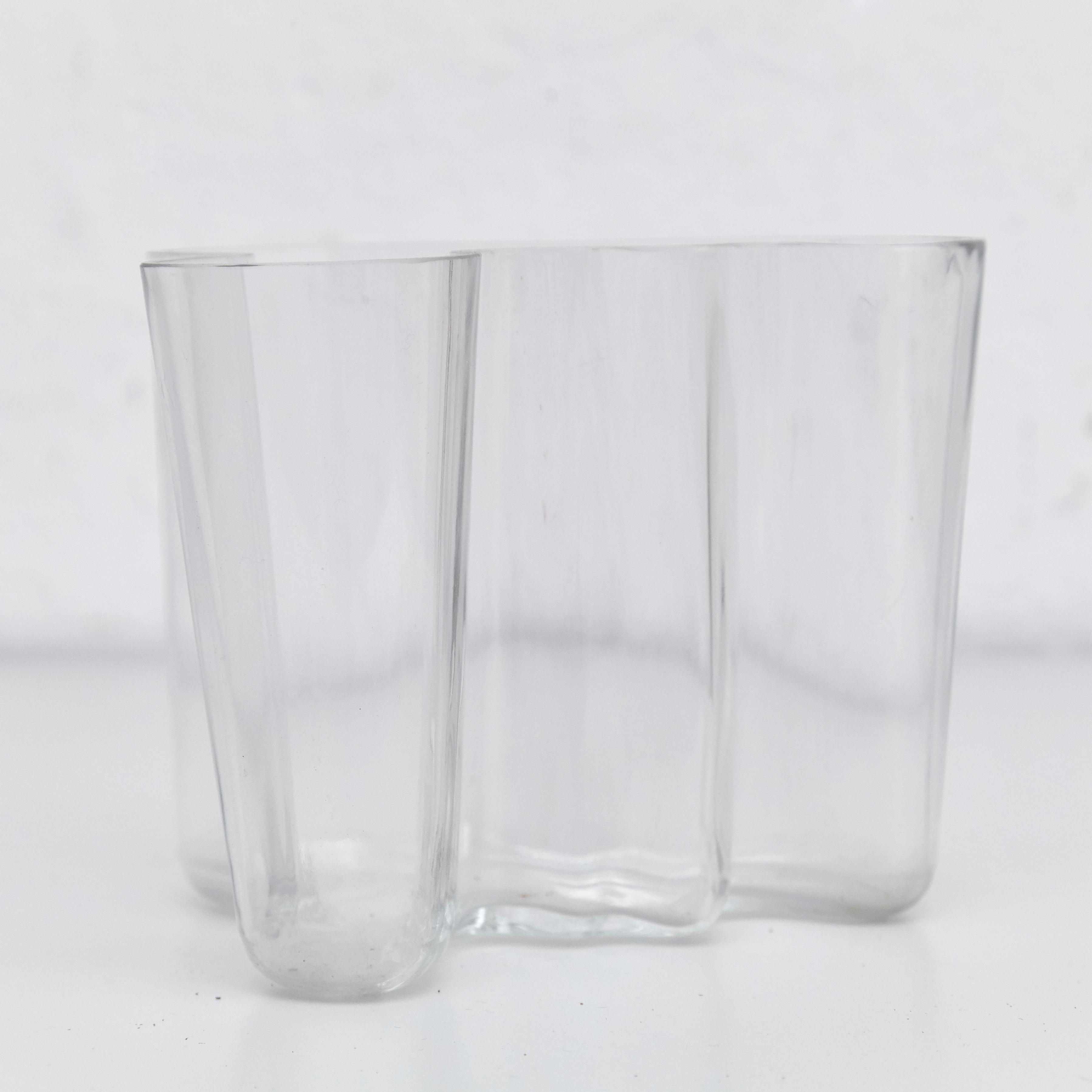 Glass designed by Alvar Aalto, circa 1960.
Manufactured in Finland.

In original condition, with minor wear consistent with age and use in the structure some broken little piece on the top, preserving a beautiful patina.

Hugo Alvar Henrik