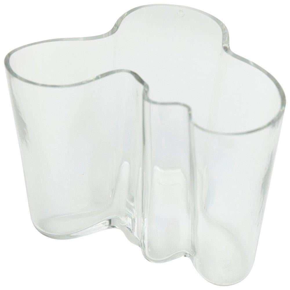 Glass designed by Alvar Aalto, circa 1960.
Manufactured in Finland.

In original condition, with minor wear consistent with age and use, preserving a beautiful patina.

Hugo Alvar Henrik Aalto (1898-1976) was a Finnish architect and designer.