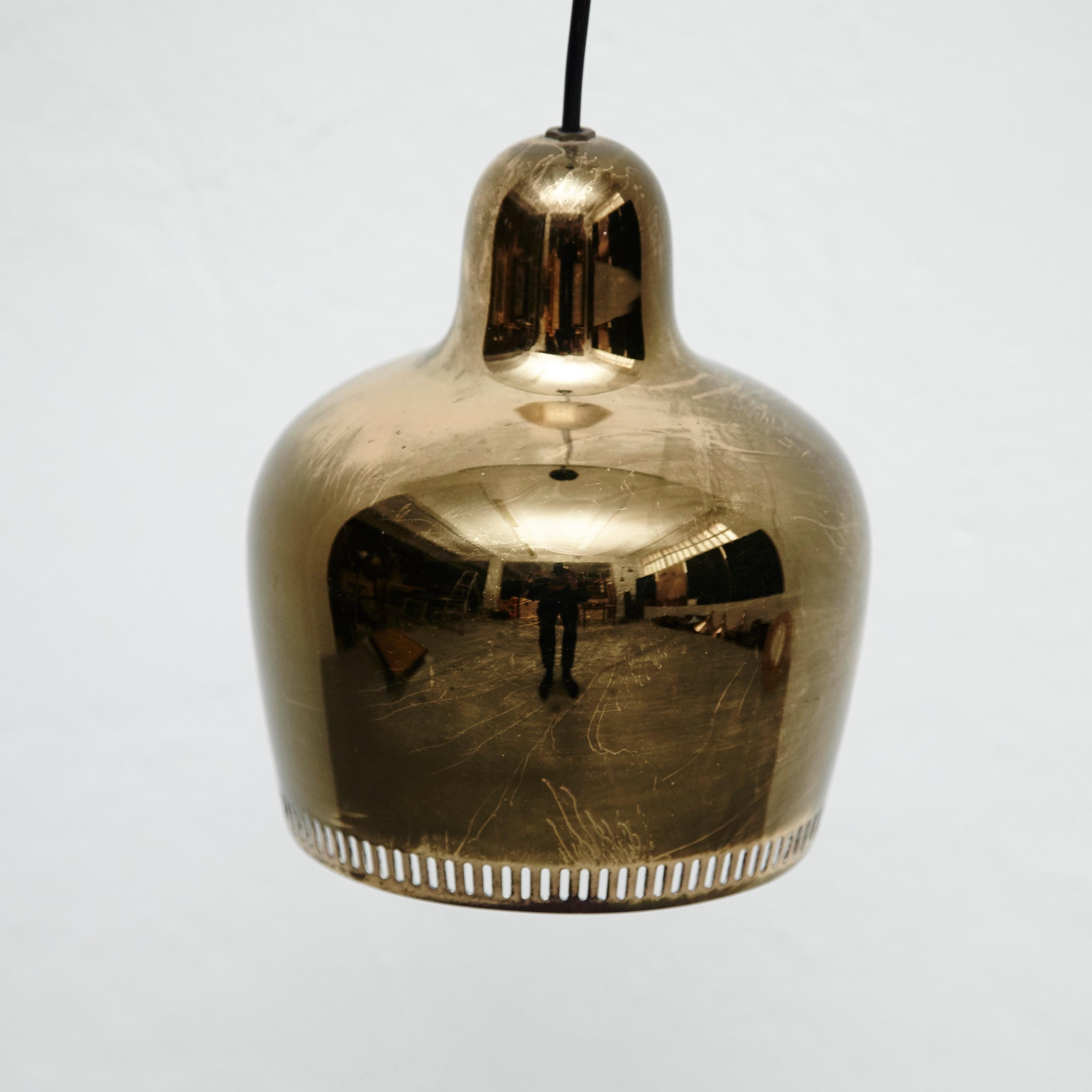 Pendant lamp designed by Alvar Aalto, circa 1935 for the Savoy restaurant in Helsinki.

In original condition, with minor wear consistent with age and use, preserving a beautiful patina to the brass.

Materials:
Brass

Dimensions:
ø 16.5 cm