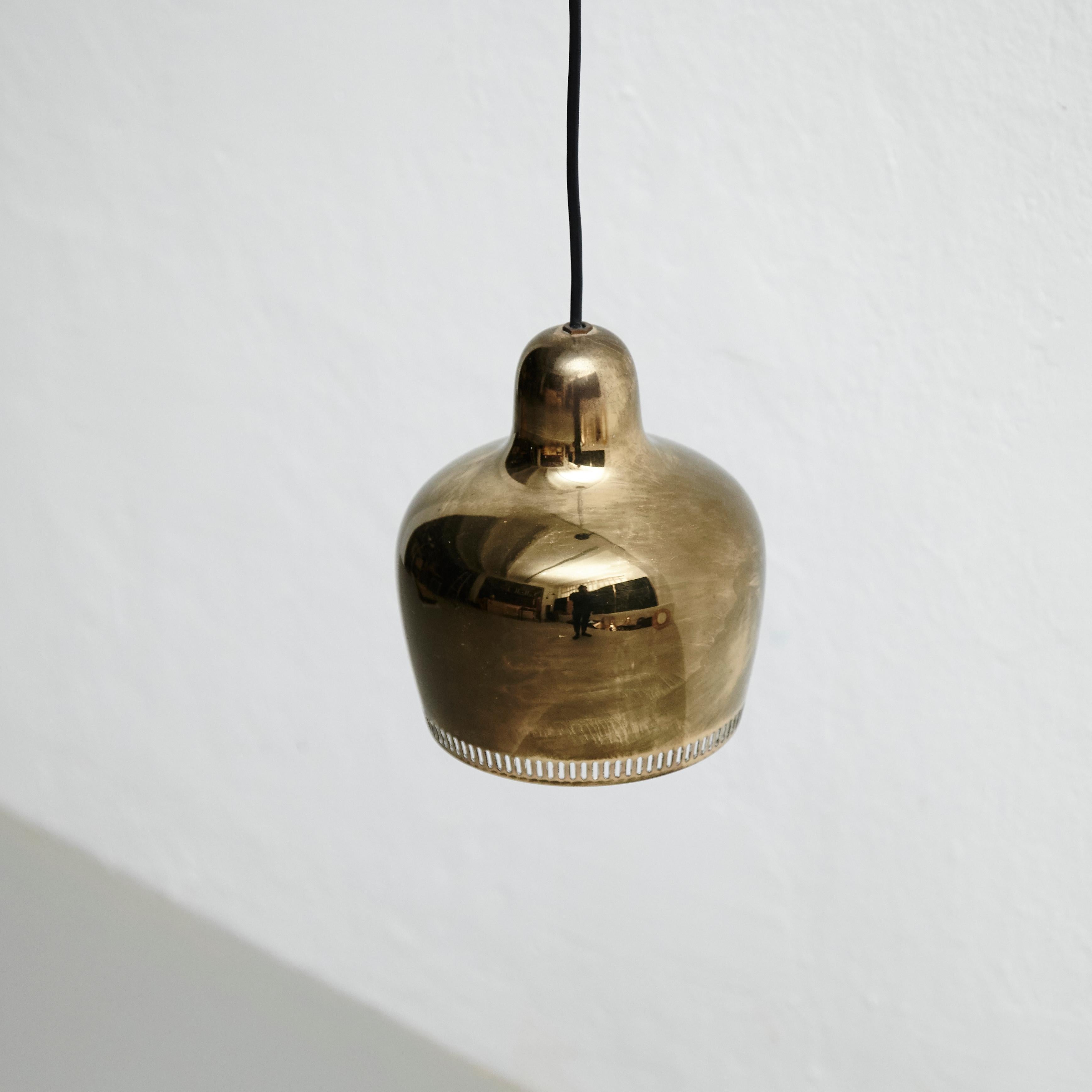 Pendant lamp designed by Alvar Aalto, circa 1935 for the Savoy restaurant in Helsinki.

In original condition, with minor wear consistent with age and use, preserving a beautiful patina to the brass.

Materials:
Brass

Dimensions:
ø 16.5 cm