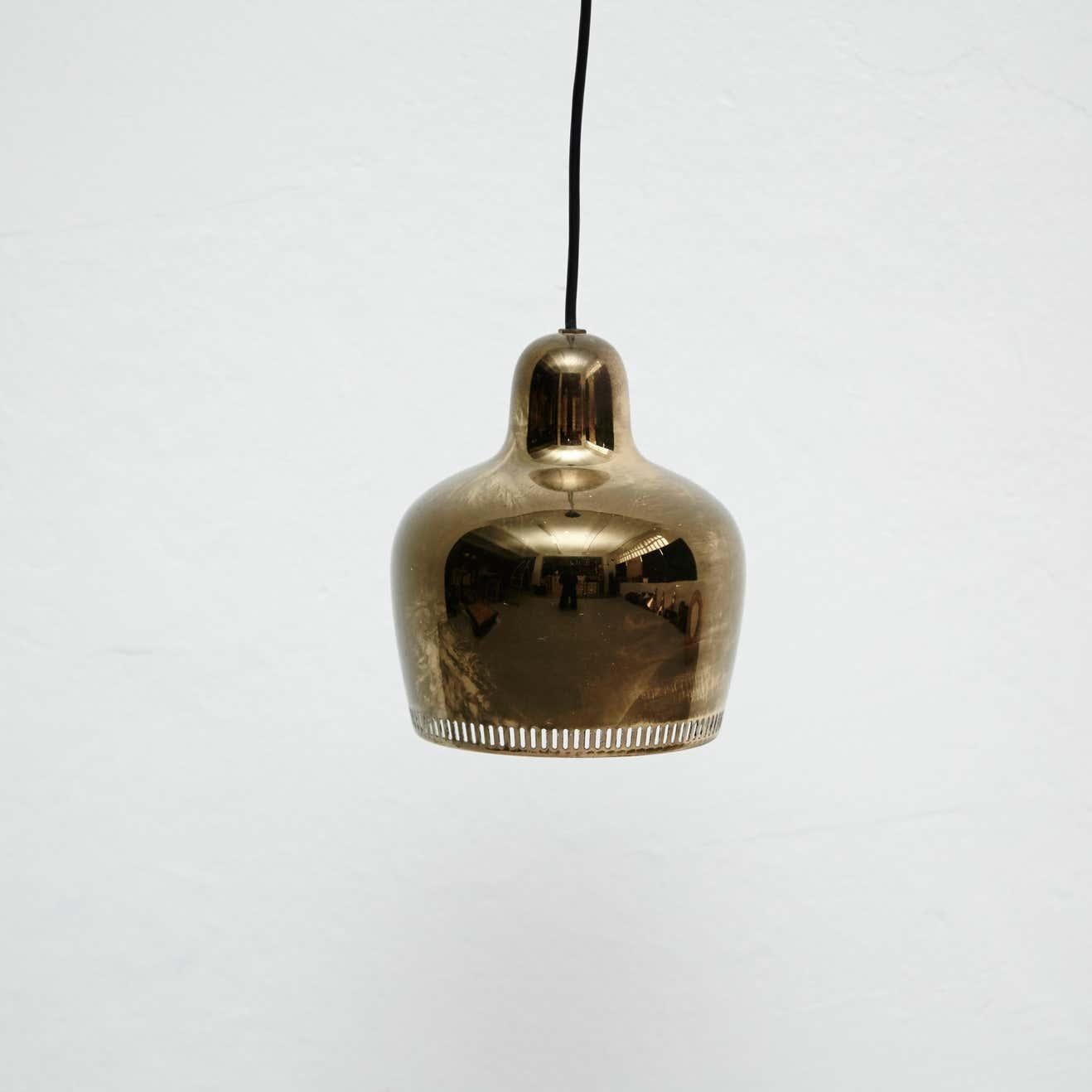 Pendant lamp designed by Alvar Aalto, circa 1935 for the Savoy restaurant in Helsinki.

In original condition, with minor wear consistent with age and use, preserving a beautiful patina to the brass.

Materials:
Brass

Dimensions:
ø 16.5 cm