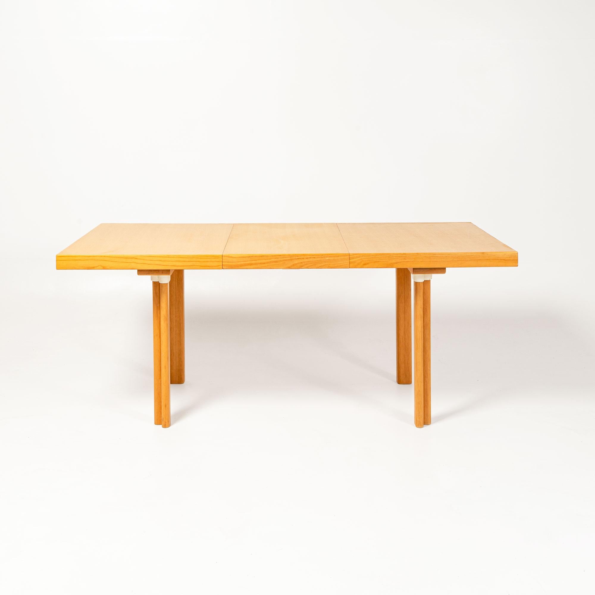 A rare and in exceptional condition Alvar Aalto two-leaves extendable dining table model H92, made in Finland, and produced in 1970s.

Designed by Alvar Aalto in 1952, the HL2-leg extension table has a solid birch frame with an ash face veneer top.