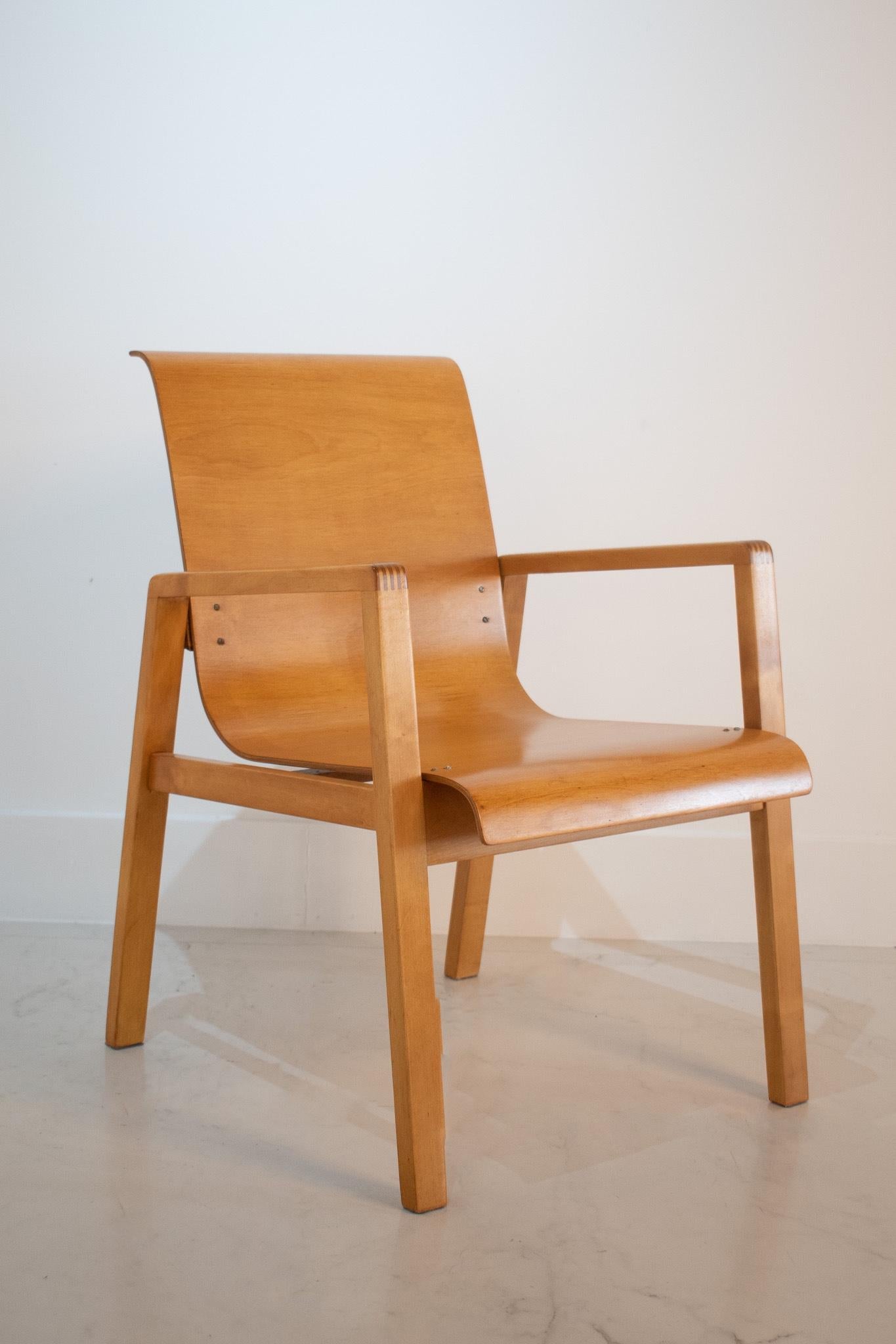 An early and exceptionally rare Alvar Aalto Hallway chair, which was originally designed for the Paimio Sanitorium.
Bent ply seating rests on the solid birch frame with inlaid details on the arms. 
In original vintage condition with a charming