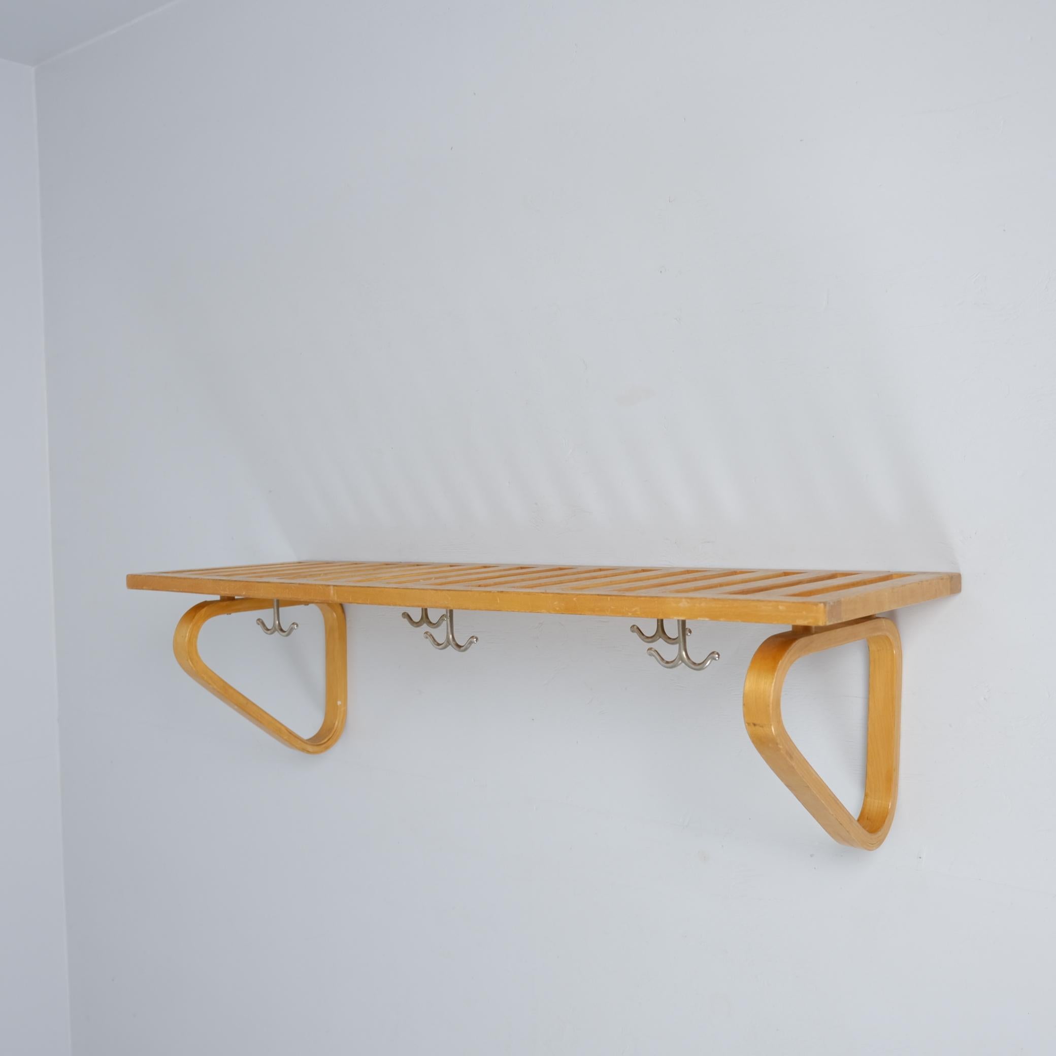 Finlandese Appendiabiti Alvar Aalto in betulla, modello 113, Artek anni '40 in vendita
