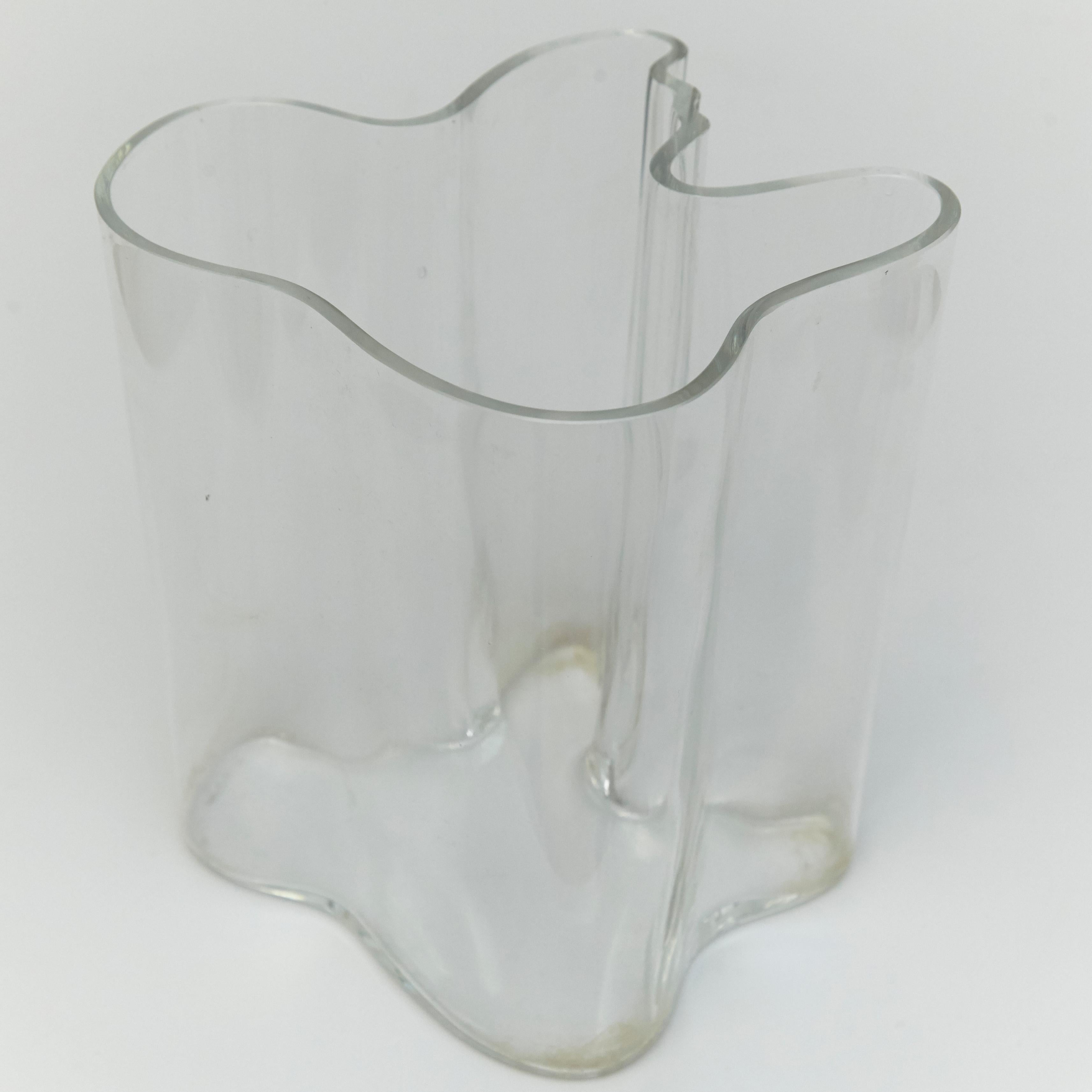 Glass designed by Alvar Aalto, circa 1960.
Manufactured in Finland.

Signed

In original condition, with minor wear consistent with age and use, preserving a beautiful patina.

Hugo Alvar Henrik Aalto (1898-1976) was a Finnish architect and