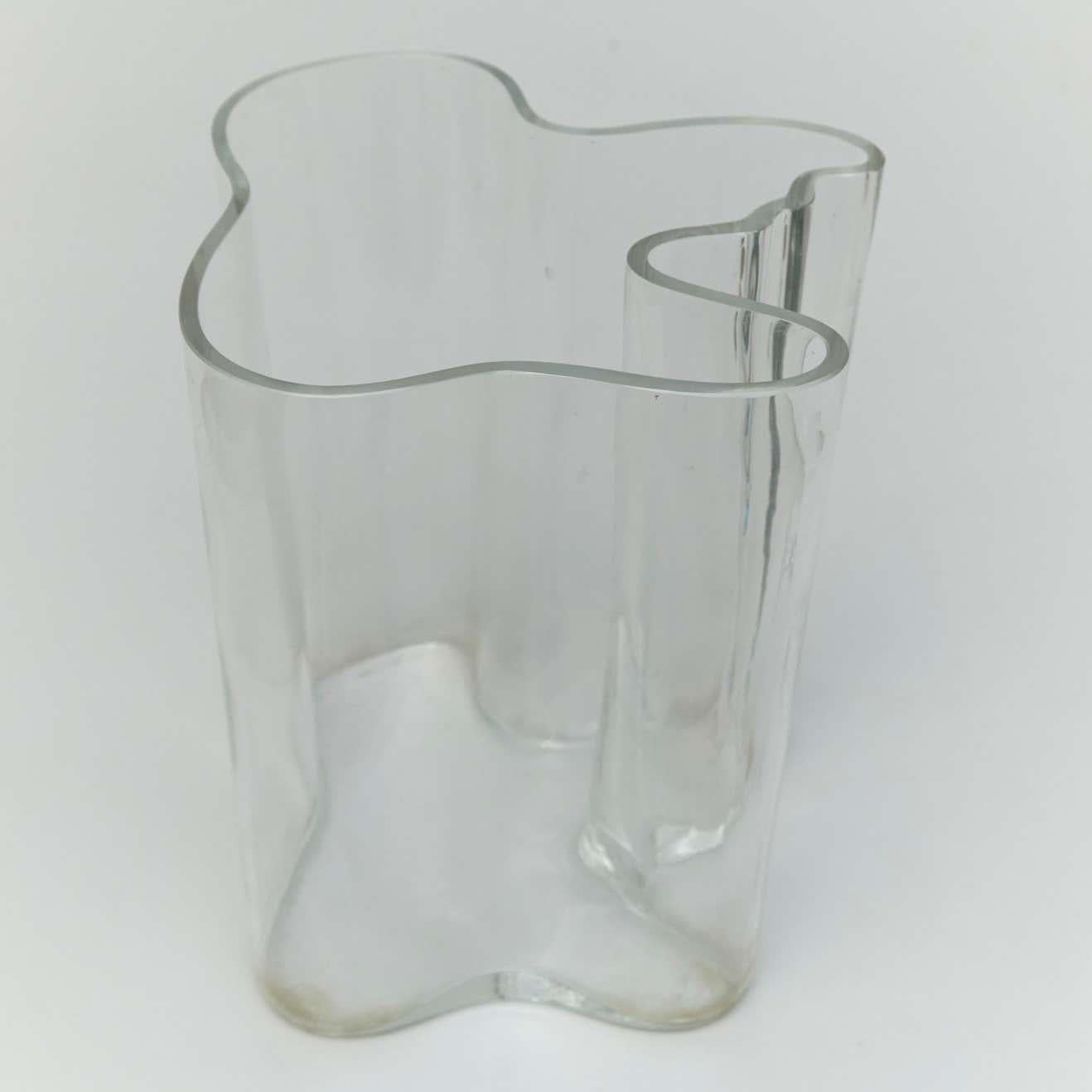 Glass designed by Alvar Aalto, circa 1960.
Manufactured in Finland.

Signed

In original condition, with minor wear consistent with age and use, preserving a beautiful patina.

Hugo Alvar Henrik Aalto (1898-1976) was a Finnish architect and
