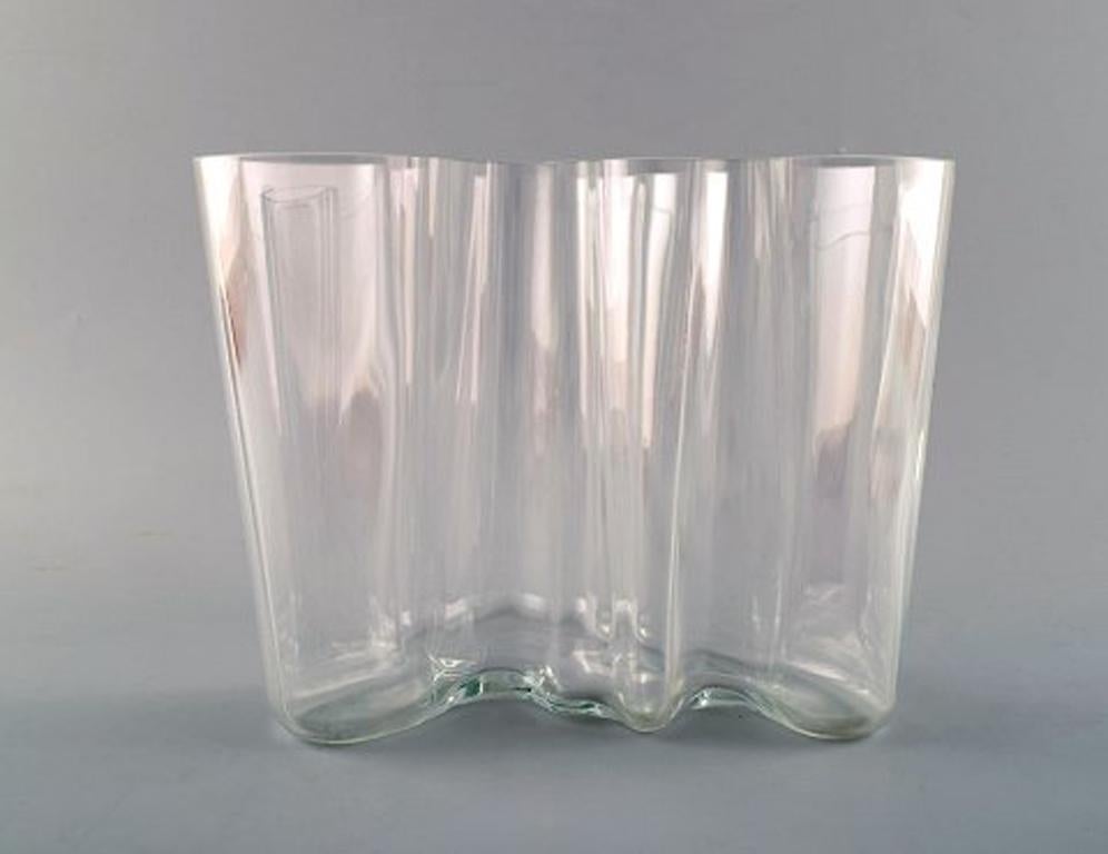 Alvar Aalto, Iittala, art glass vase.
Early edition.
Perfect condition.
Measures: 20 cm. x 16 cm.
Stamped.