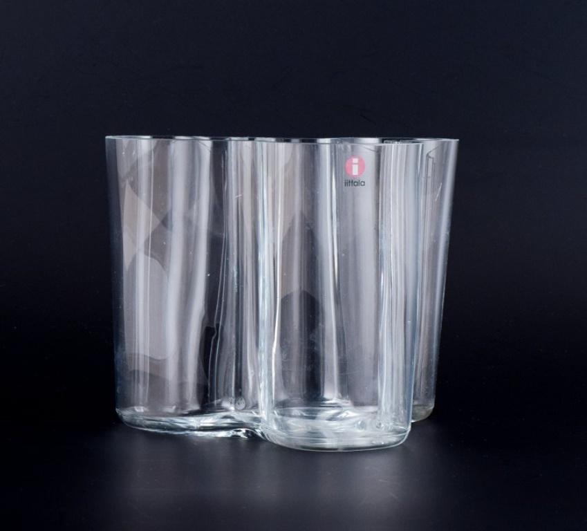 Alvar Aalto, Iittala, Finnland. Vase „Savoy“ aus klarem Glas.
Ende des 20. Jahrhunderts.
Markiert.
In perfektem Zustand.
Abmessungen: H 12 x T 15,0 cm.