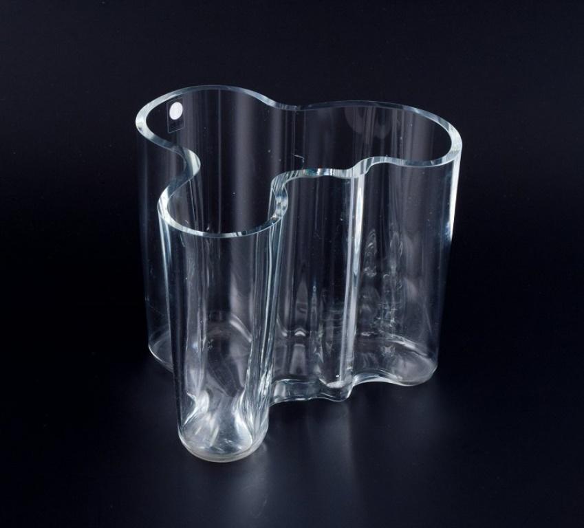 Alvar Aalto, Iittala, Finnland. Vase „Savoy“ aus klarem Glas. Ende des 20. Jahrhunderts (Skandinavische Moderne) im Angebot