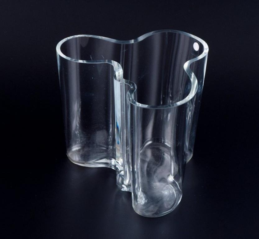Alvar Aalto, Iittala, Finnland. Vase „Savoy“ aus klarem Glas. Ende des 20. Jahrhunderts (Finnisch) im Angebot