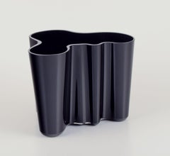 Alvar Aalto, Iittala, Finland. "Savoy" vase in dark blue glass. Ca 1980