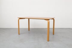 Tavoli da lavoro o da pranzo ispirati ad Alvar Aalto di Farstrup Møbler