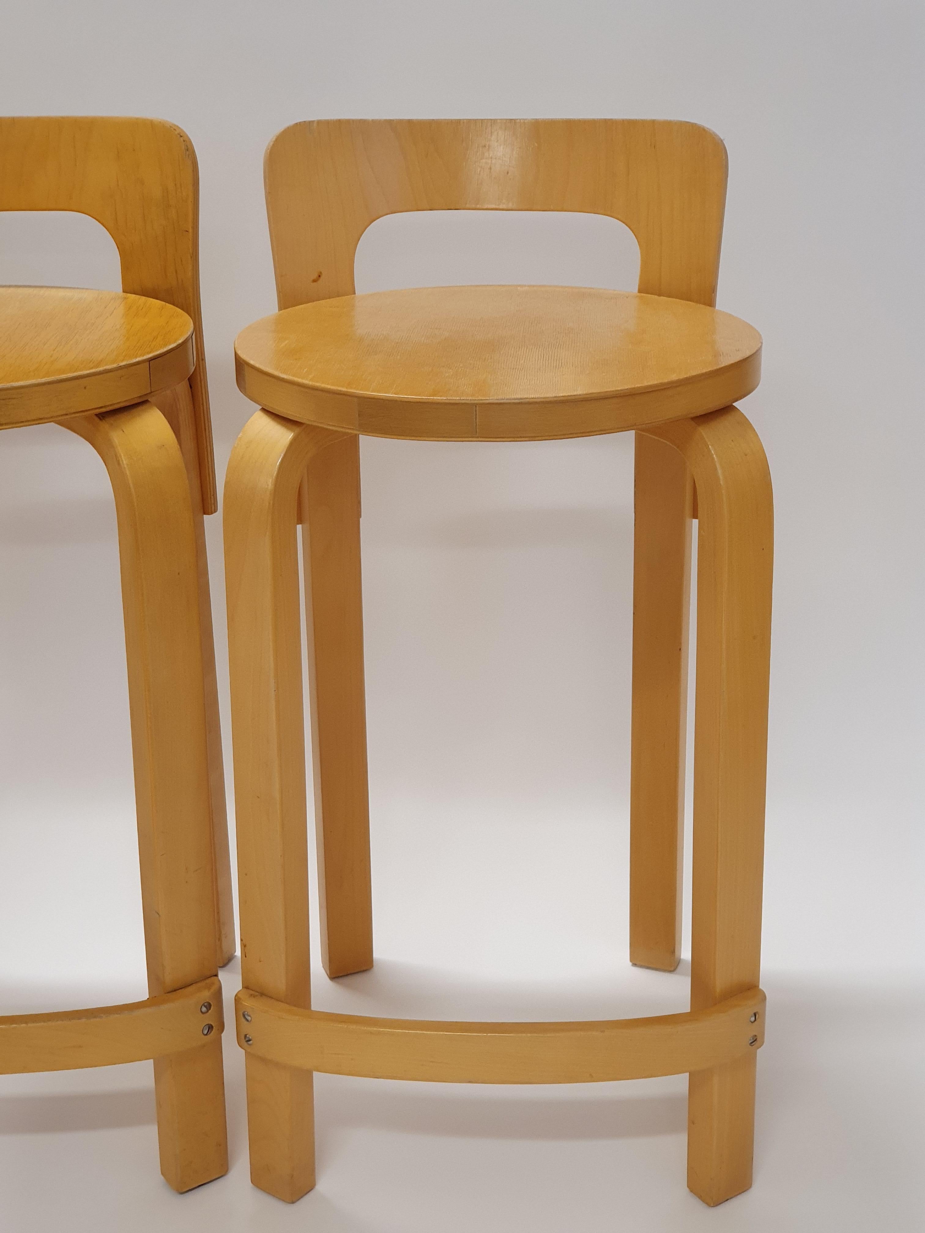 Taburetes Artek K65 4 piezas, diseño de Alvar Aalto. Los taburetes son de los años 60, y hay un antiguo sello de Artek en la parte inferior del taburete. En buen estado y con una gran pátina de antigüedad.