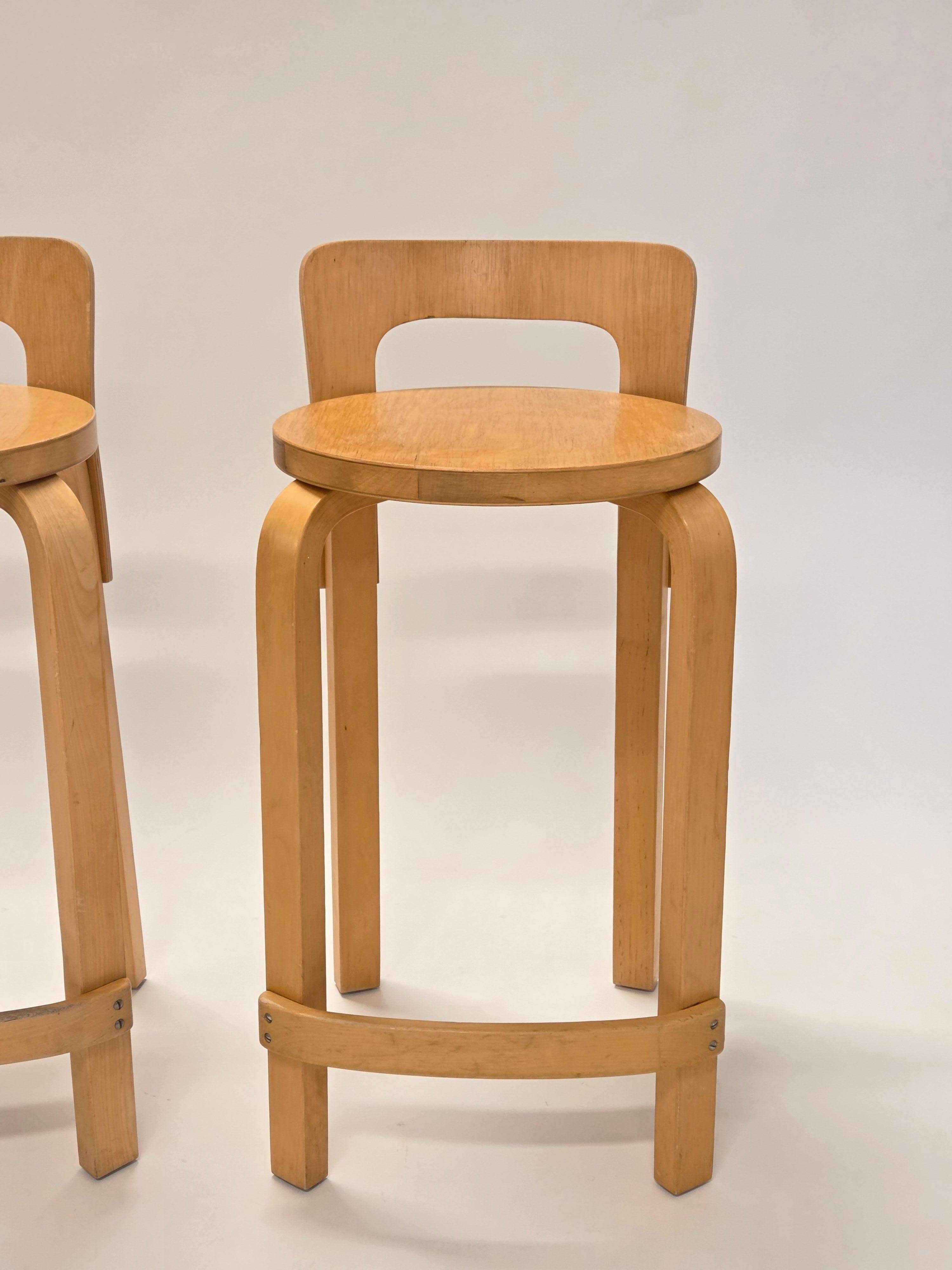 Artek K65 Hocker 2 Stück, Design von Alvar Aalto. Die Hocker sind aus den 1970er Jahren. In gutem Zustand und große Patina des Alters.