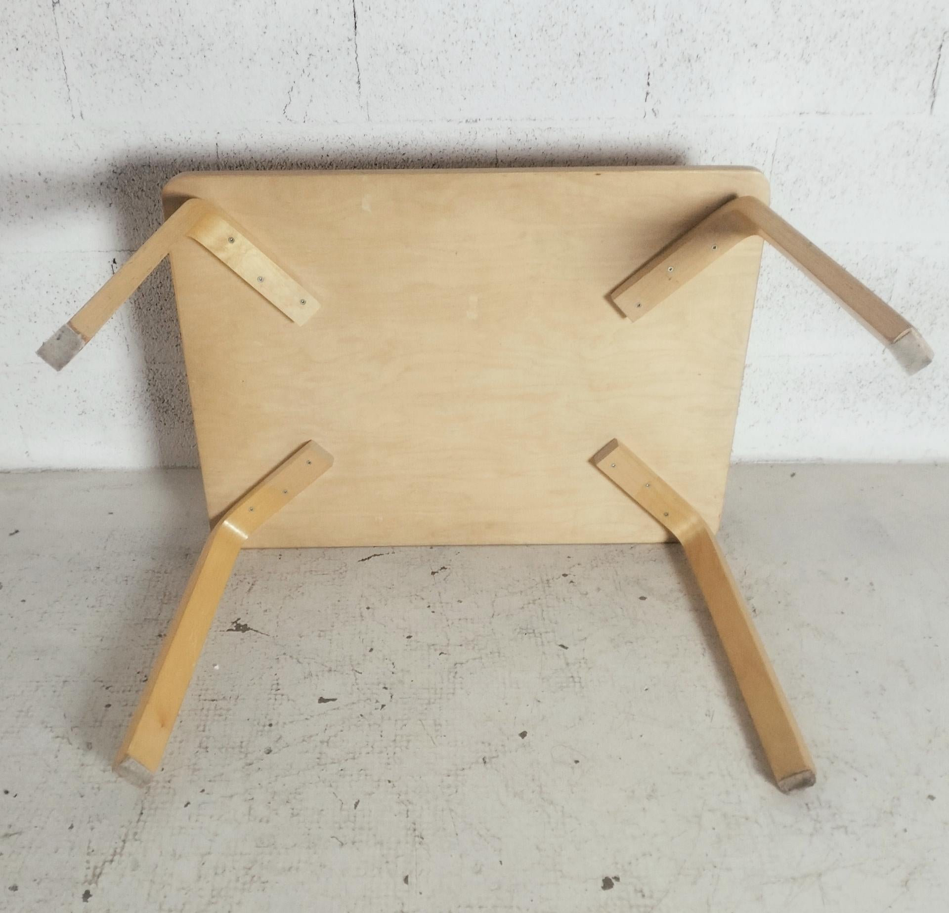 Ensemble de 6 chaises et tables pour enfants Alvar Aalto, Artek 1970 en vente 5