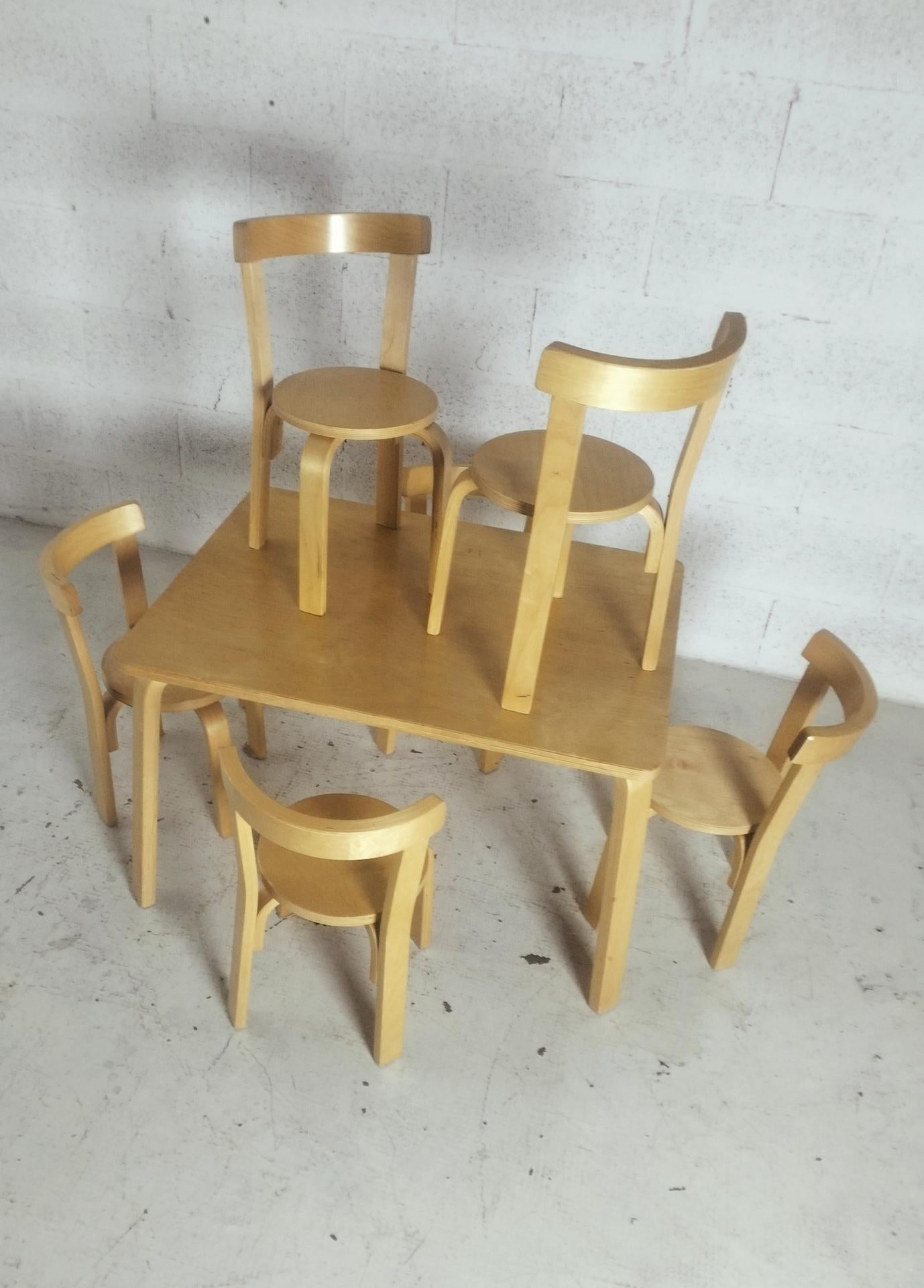 Dimensions des chaises : diam. 30 cm - h 52 cm

Hugo Alvar Henrik Aalto (Lloyds, 3 février 1898 - Helsinki, 11 mai 1976) était un architecte et designer finlandais, l'un des plus importants personnages de l'architecture du XXe siècle. Il est