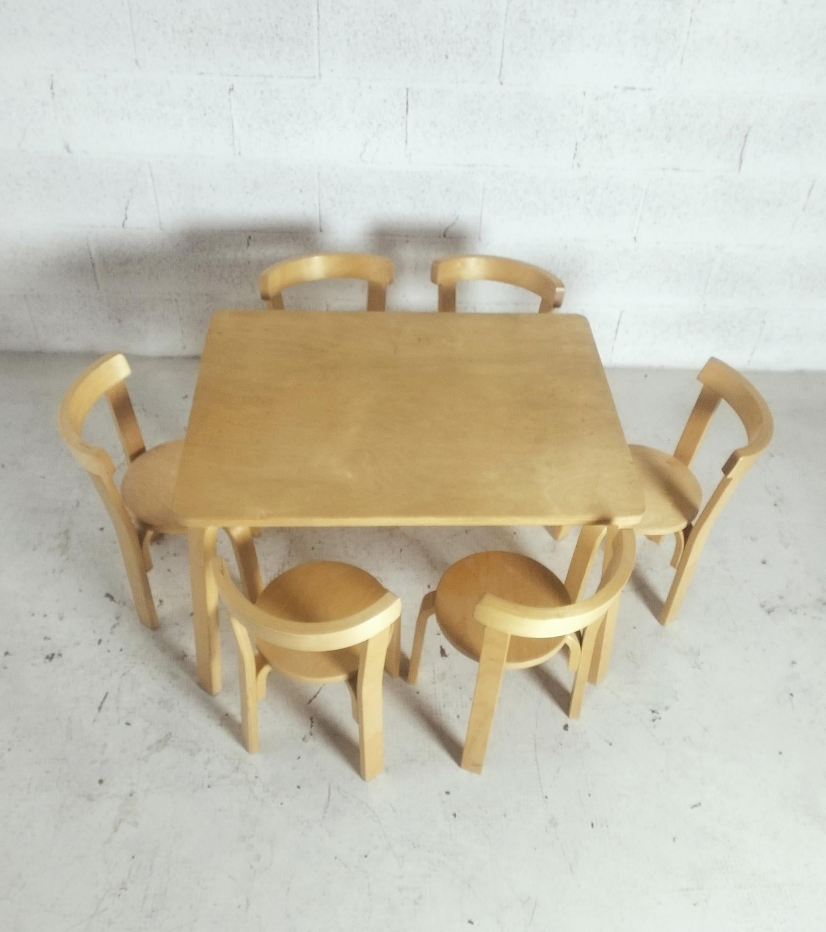 Scandinave Ensemble de 6 chaises et tables pour enfants Alvar Aalto, Artek 1970 en vente