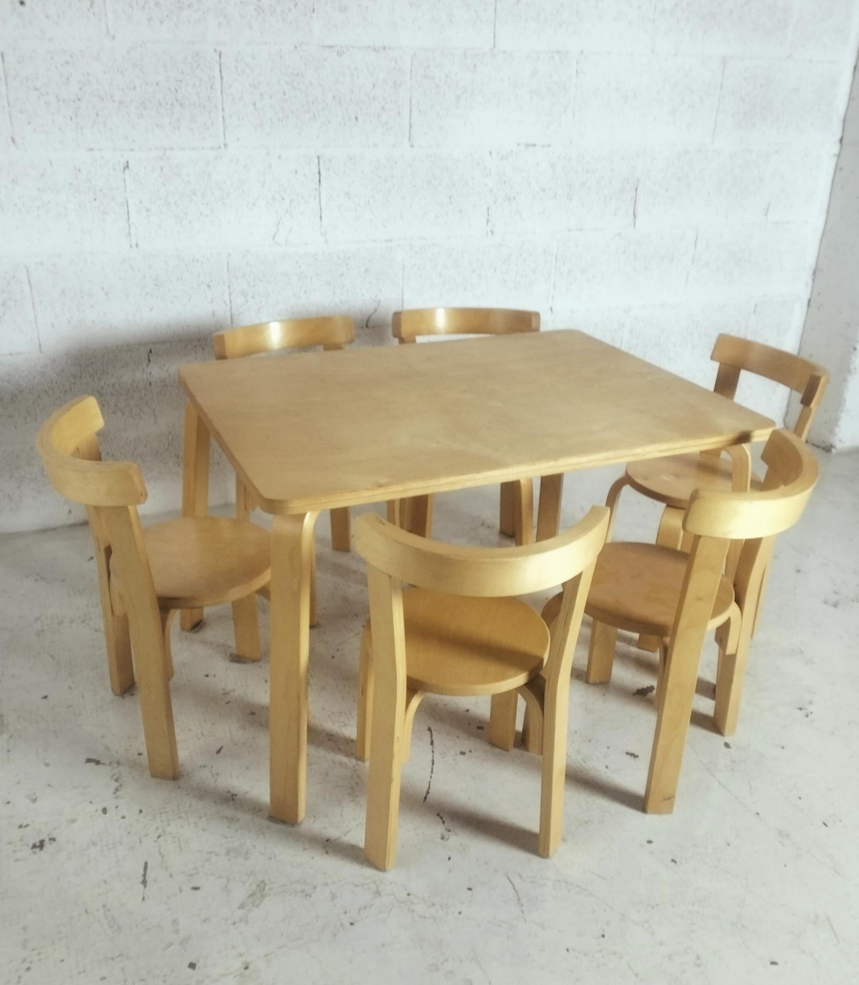 Ensemble de 6 chaises et tables pour enfants Alvar Aalto, Artek 1970 Bon état - En vente à Padova, IT