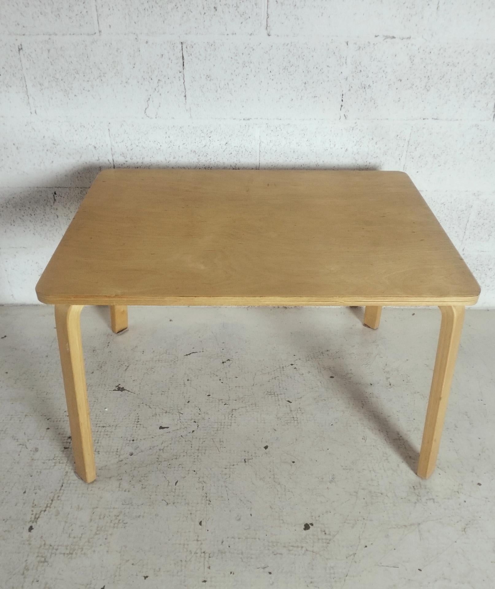 Ensemble de 6 chaises et tables pour enfants Alvar Aalto, Artek 1970 en vente 1