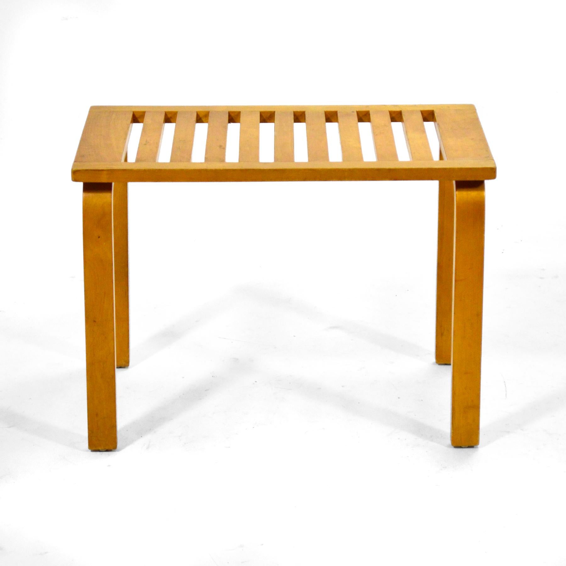 Scandinave moderne Banc/table à pieds en L d'Alvar Aalto Modèle 106 en vente