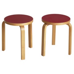 Tabourets à pieds en L Alvar Aalto, modèle 60 en bouleau et linoléum rouge, années 1960, Artek, Finlande