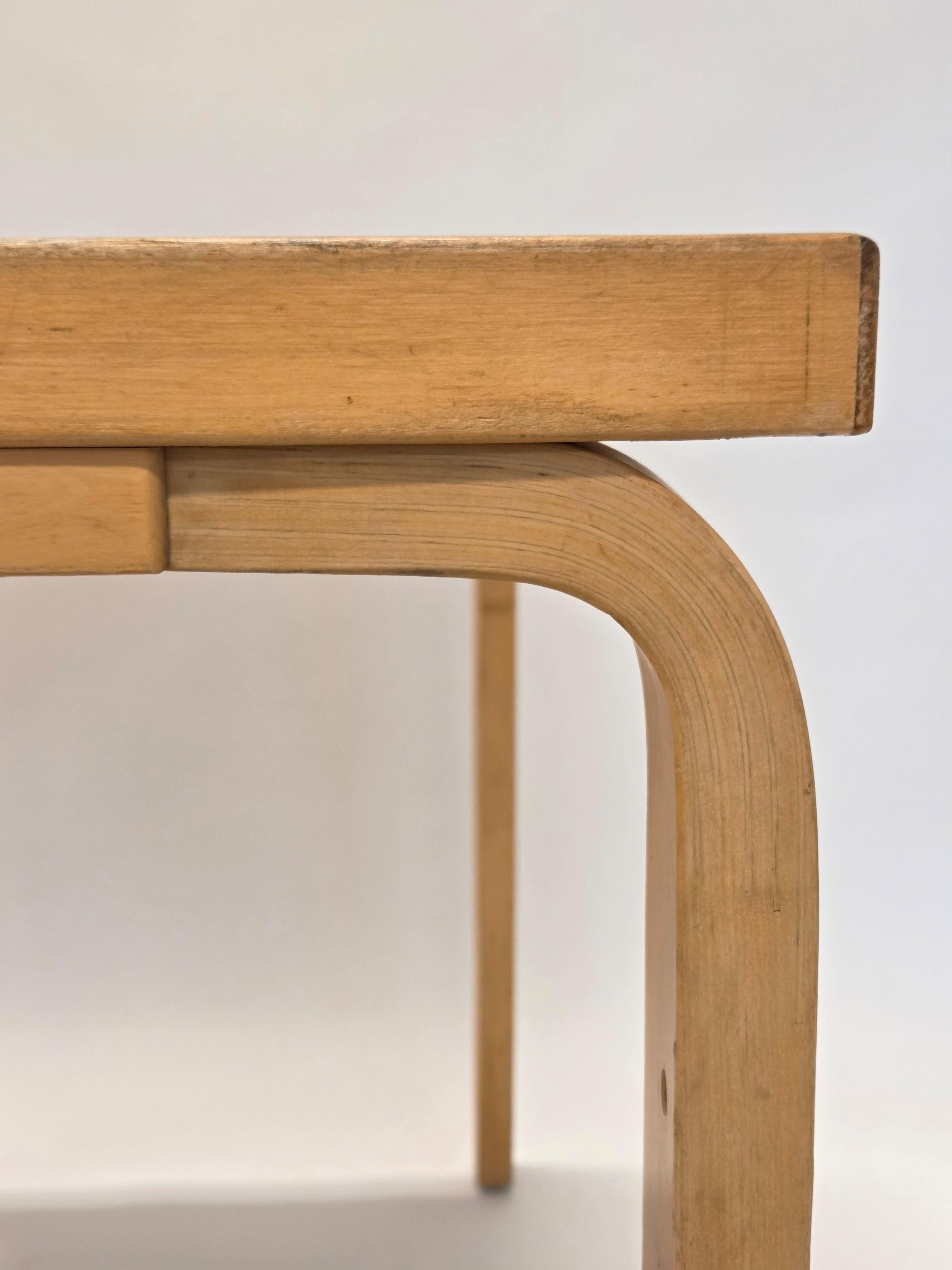 Tavolo con gambe a L di Alvar Aalto by Artek 1960s in vendita 4