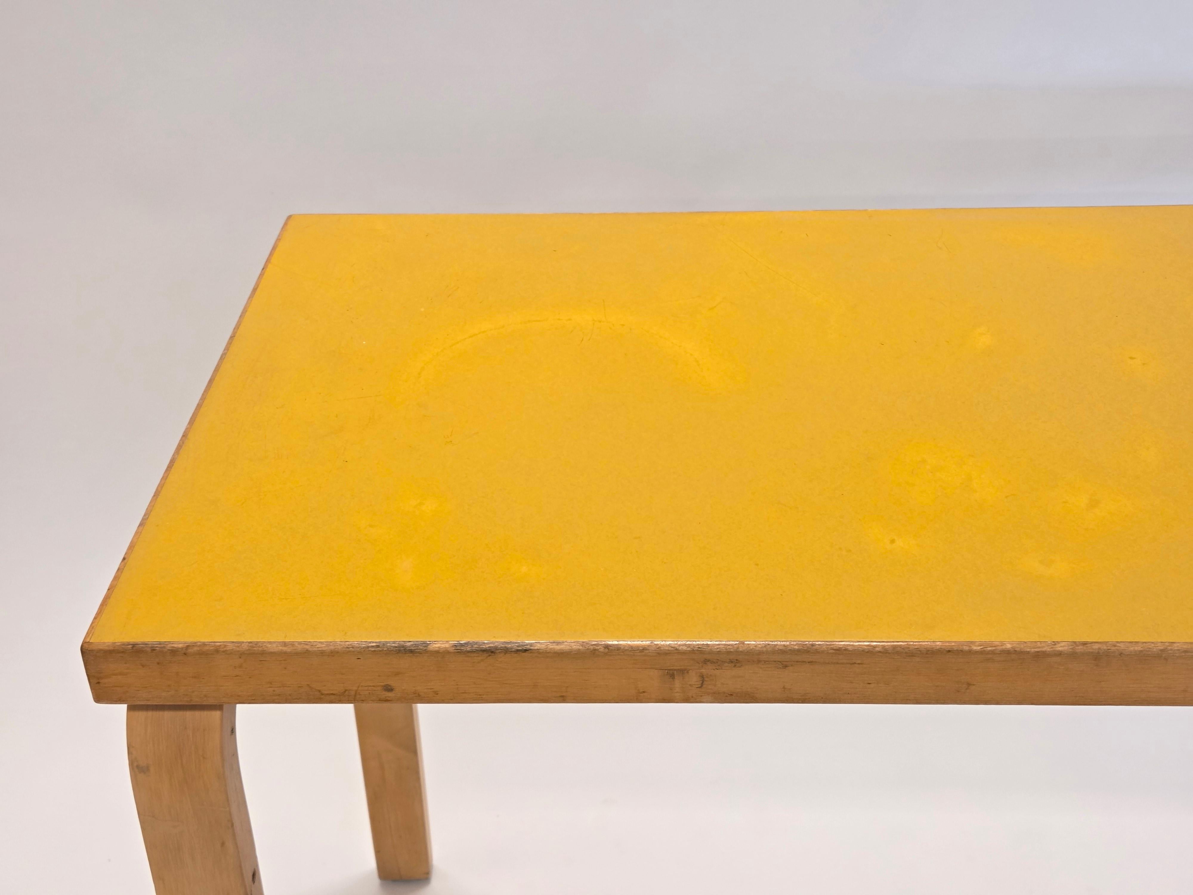 Tavolo Artek, betulla con linoleum giallo. Progettato da Alvar Aalto. Il tavolo risale agli anni '60 e mostra piacevoli segni di vita. Alcuni fori extra nelle gambe.