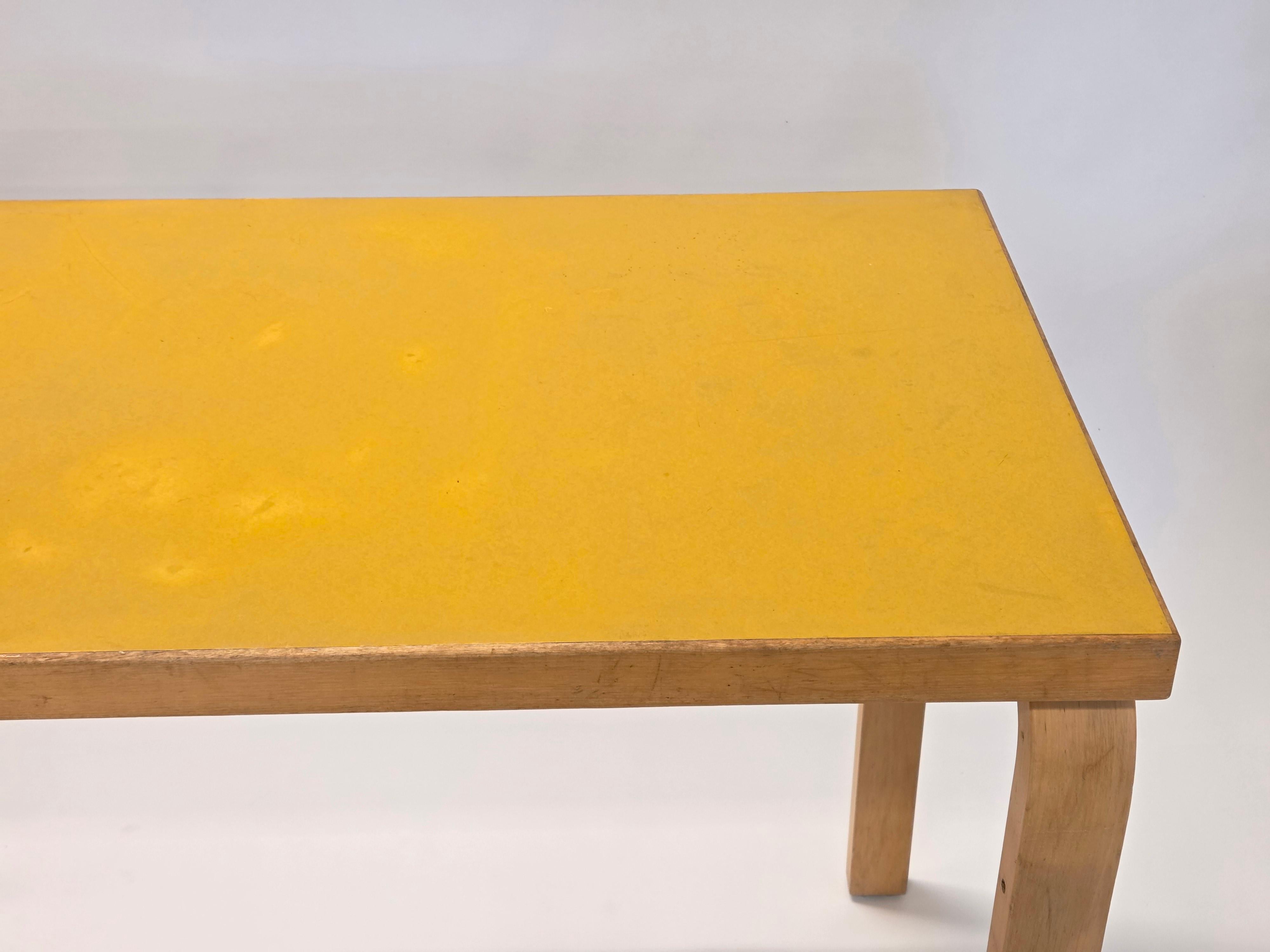 Scandinavo moderno Tavolo con gambe a L di Alvar Aalto by Artek 1960s in vendita