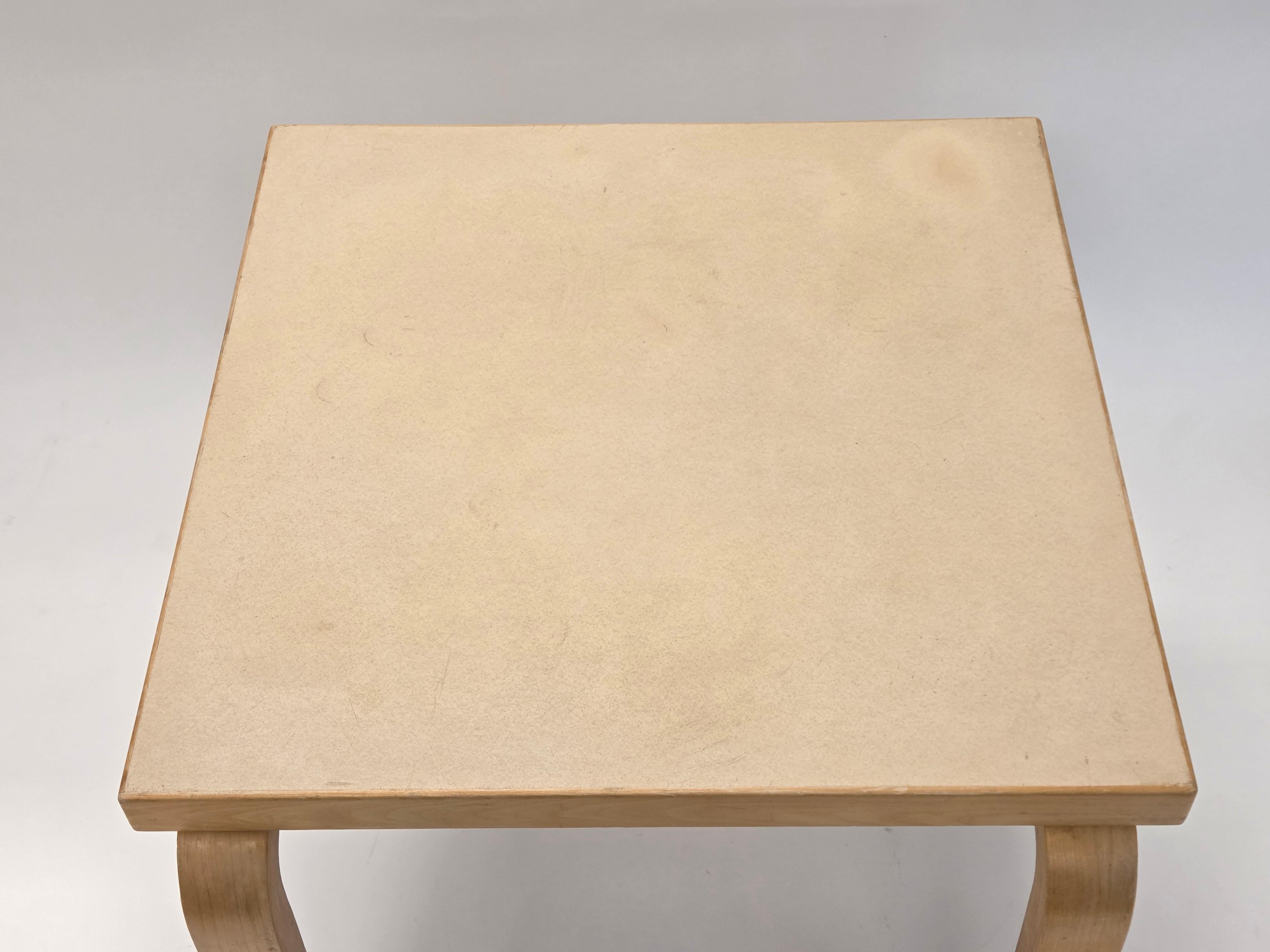 Scandinavo moderno Alvar Aalto L-Legged Table by Artek 1960s in vendita