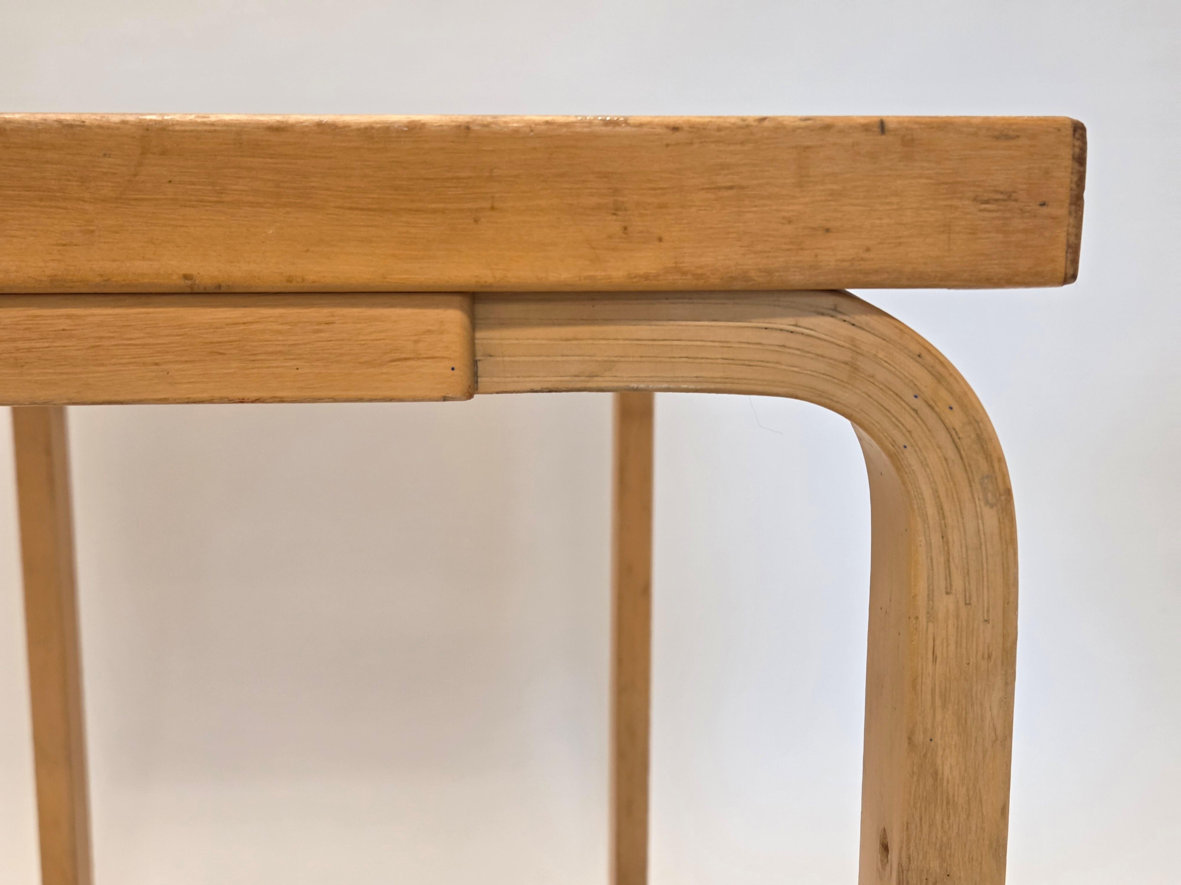 Finlandese Tavolo con gambe a L di Alvar Aalto by Artek 1960s in vendita