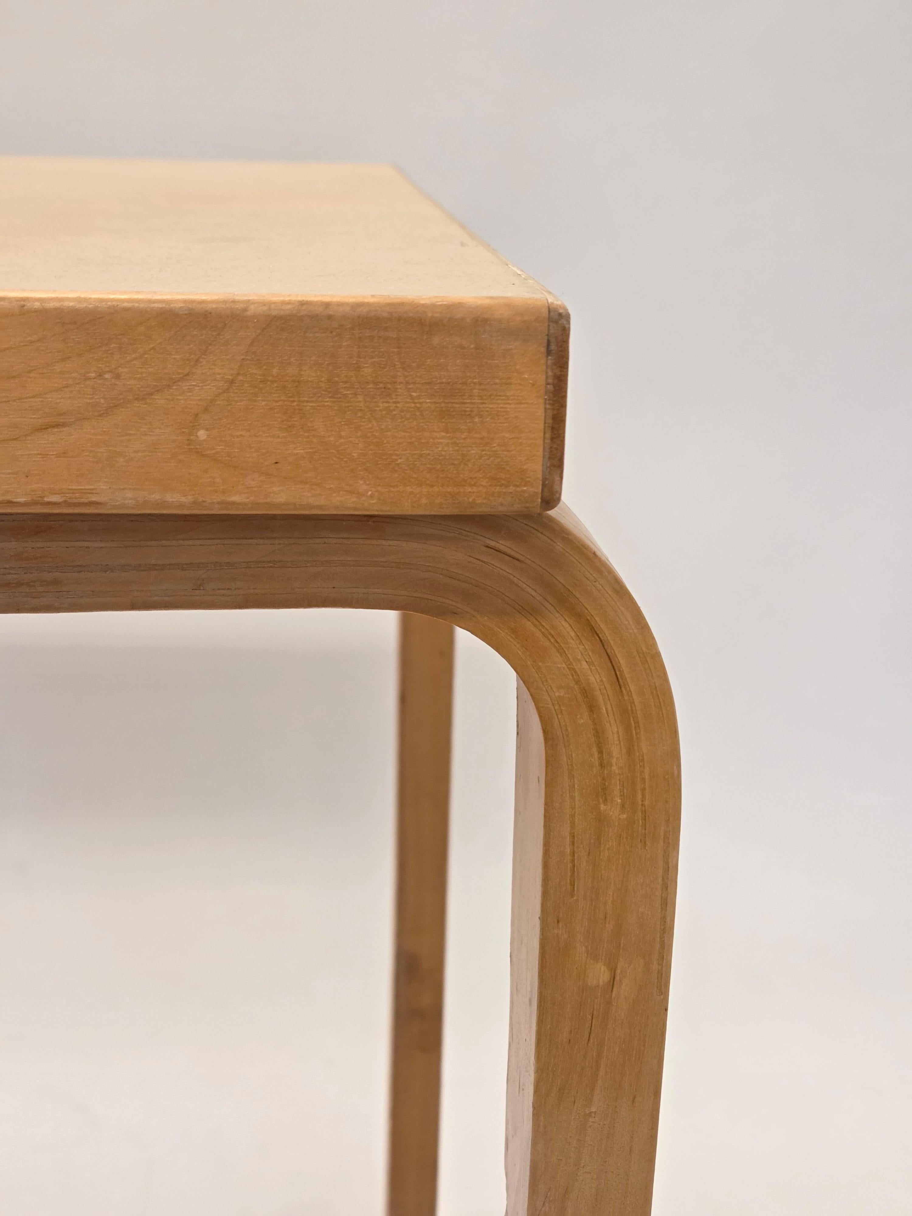 Finlandese Alvar Aalto L-Legged Table by Artek 1960s in vendita