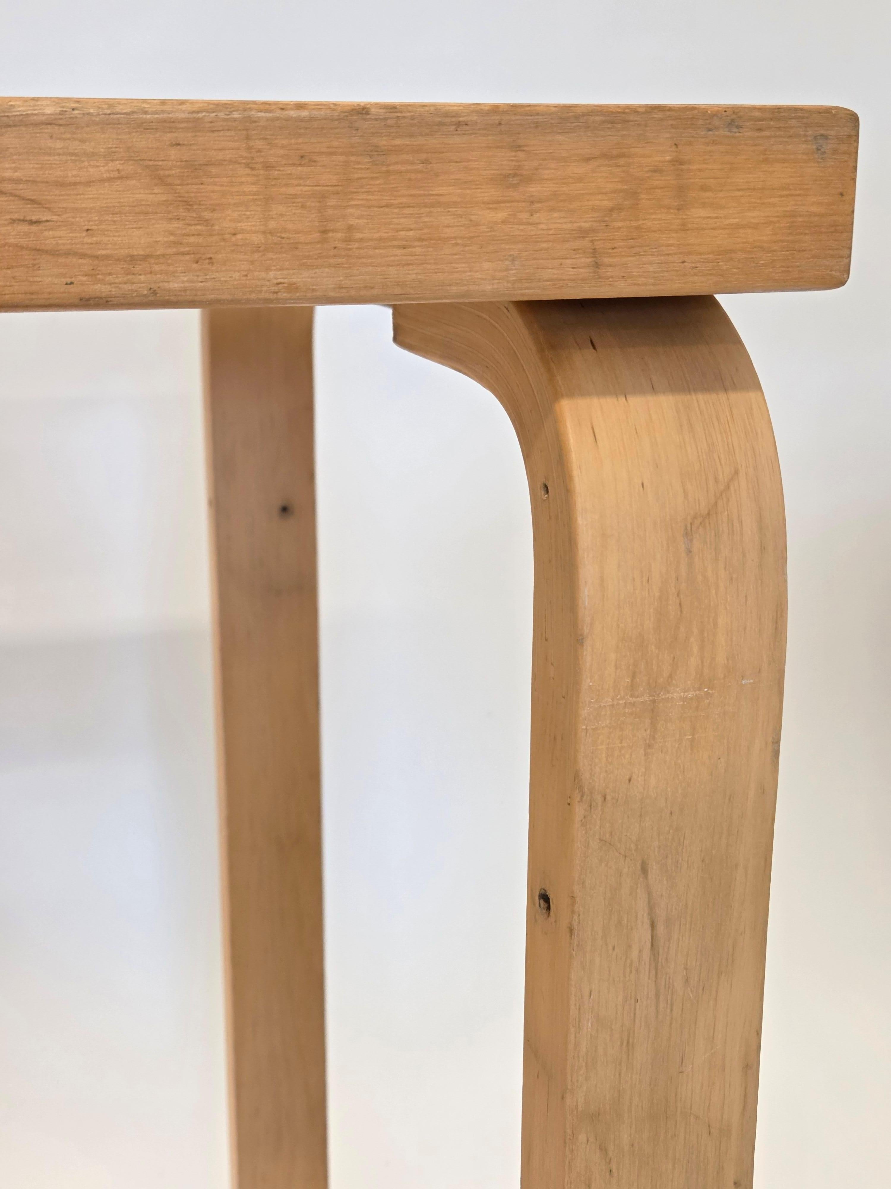 Metà XX secolo Tavolo con gambe a L di Alvar Aalto by Artek 1960s in vendita