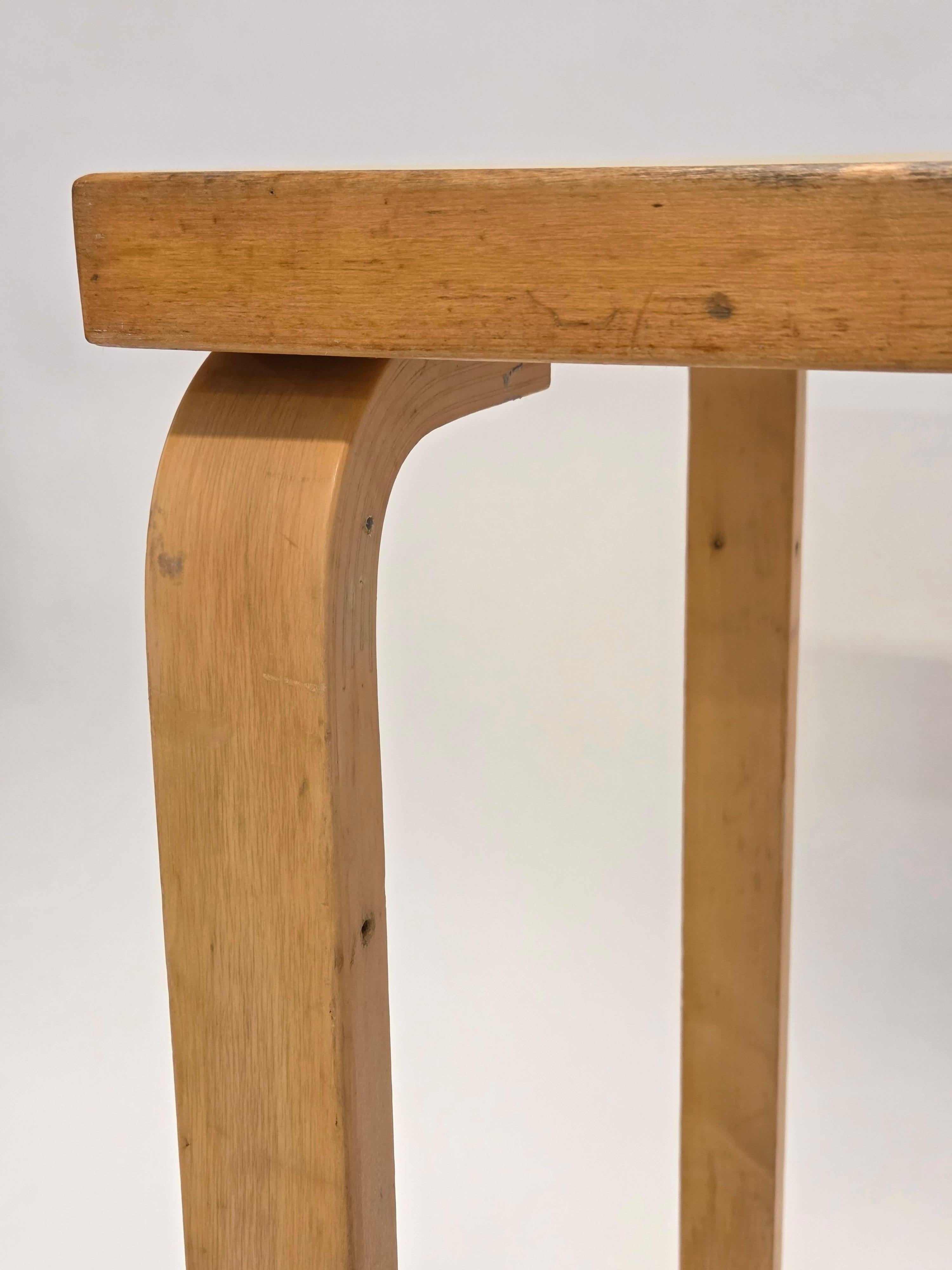 Betulla Tavolo con gambe a L di Alvar Aalto by Artek 1960s in vendita