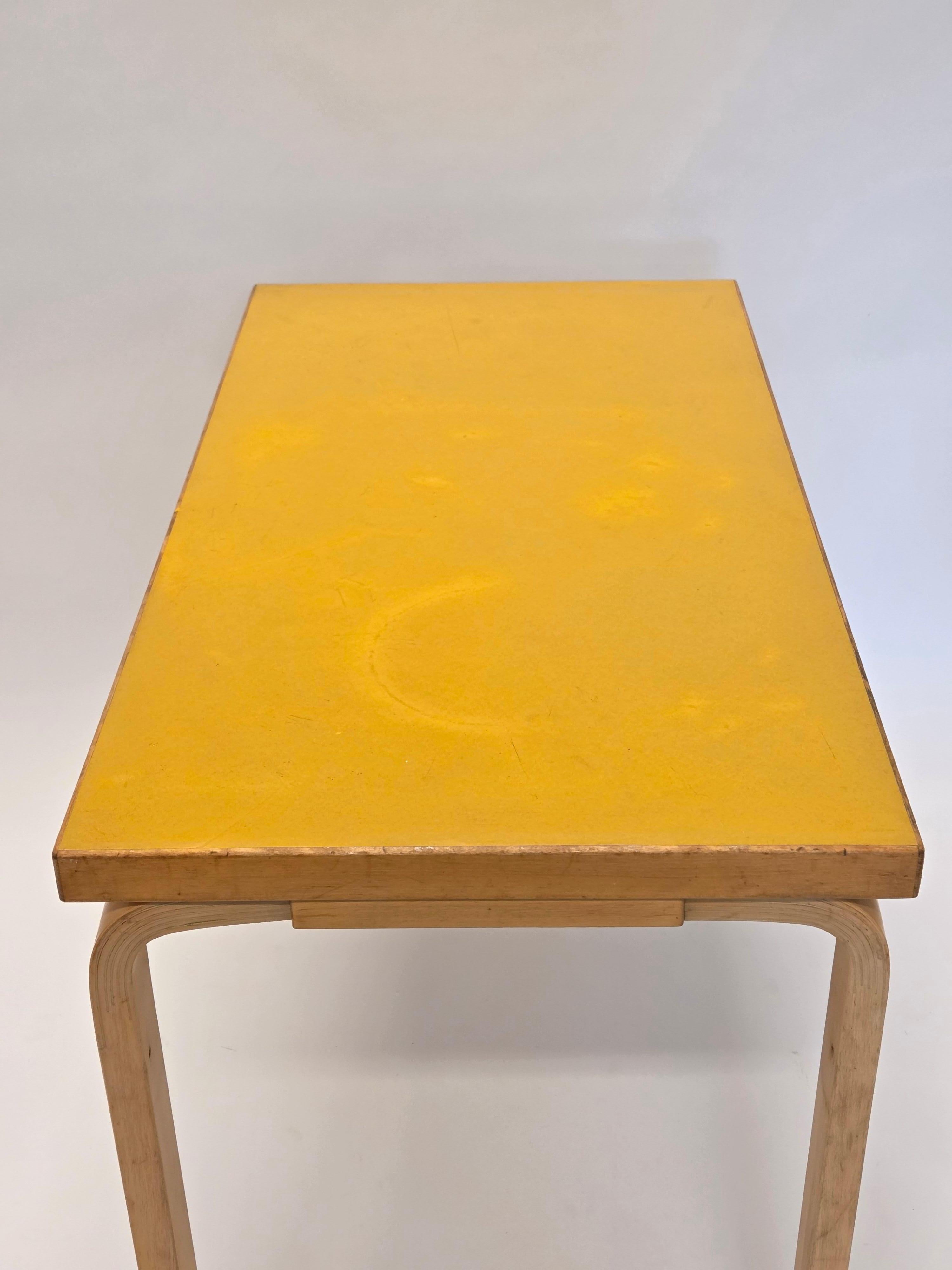Tavolo con gambe a L di Alvar Aalto by Artek 1960s in vendita 1