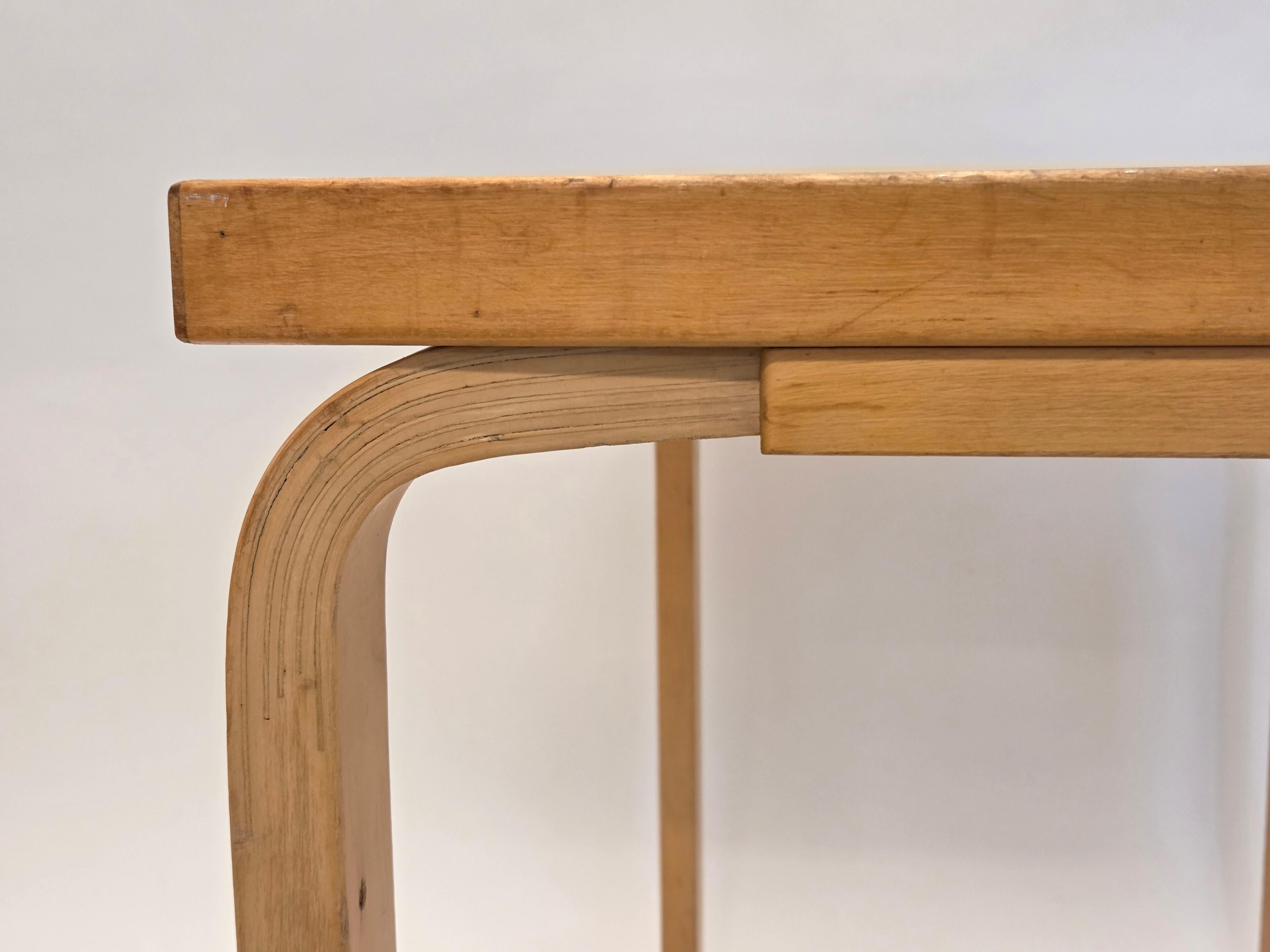 Tavolo con gambe a L di Alvar Aalto by Artek 1960s in vendita 2