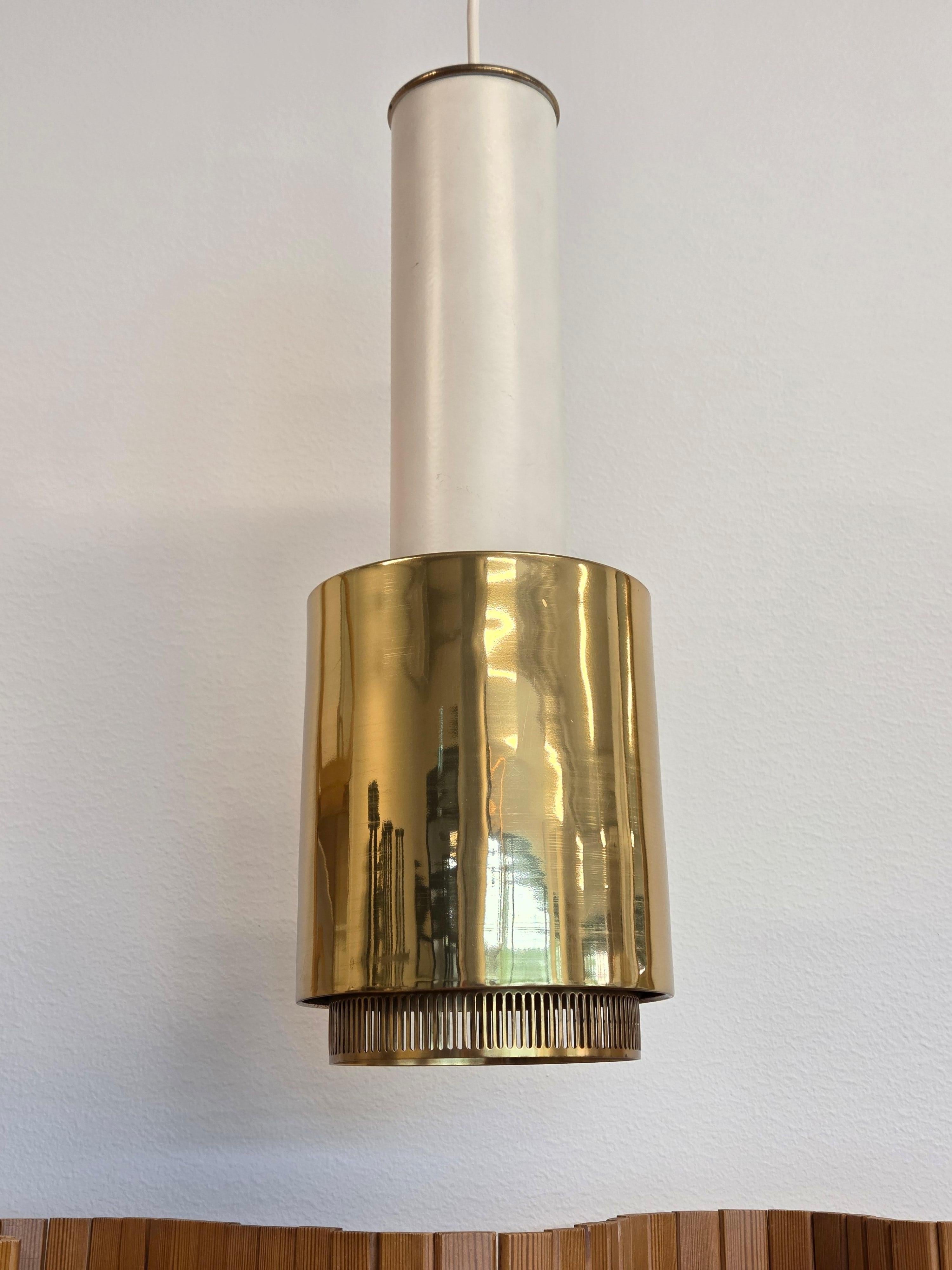 La lampada A10 di Artek, disegnata da Alvar Aalto e prodotta da Valaistustyö Ky. La lampada è in ottime condizioni d'uso. Il timbro A10 di Valaistustyö sulla lampada (versione iniziale del timbro A110). 