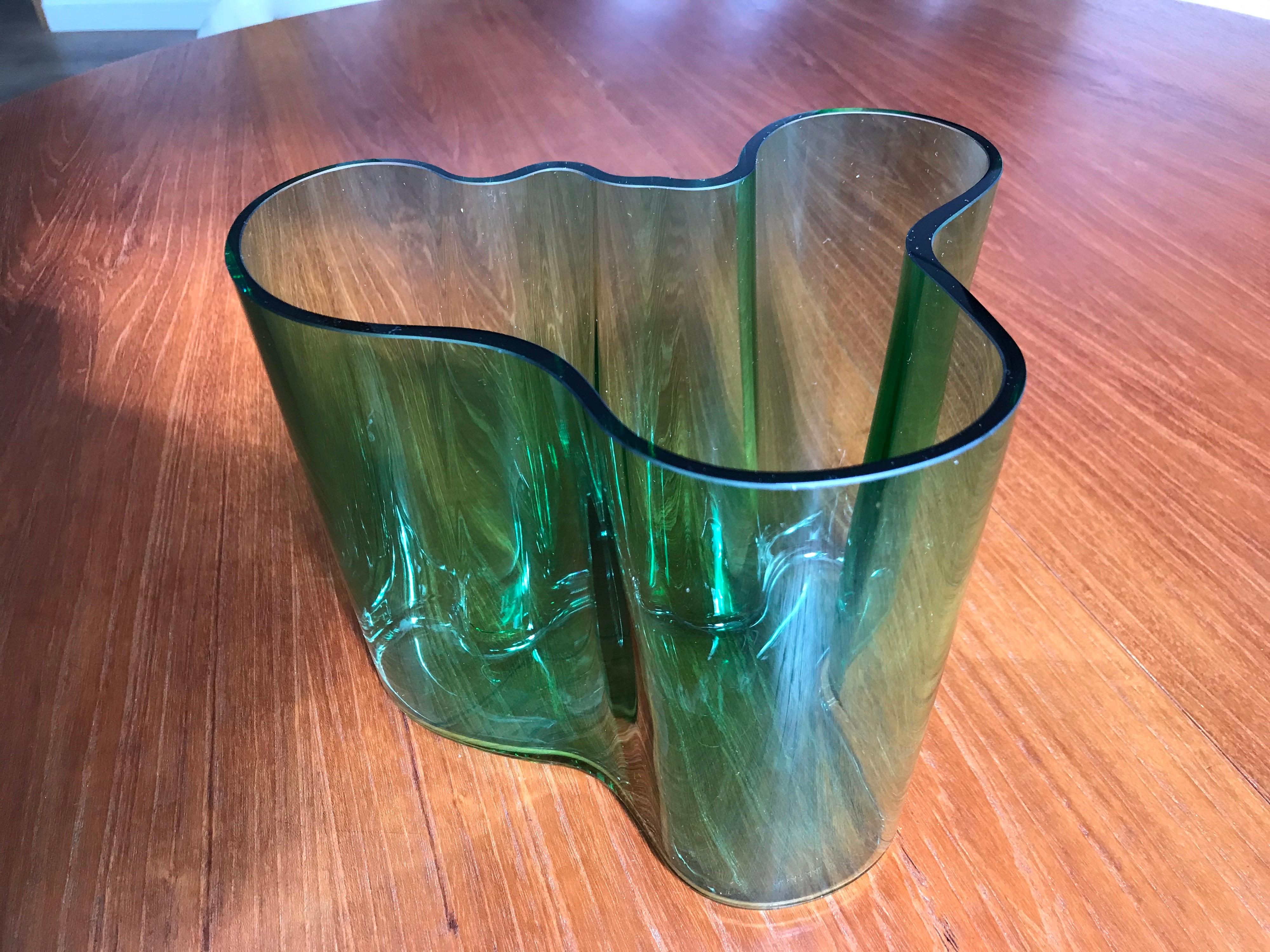 Alvar Aalto Large Savoy Vase in Emerald Green for Iittala In Good Condition In Grand Cayman, KY