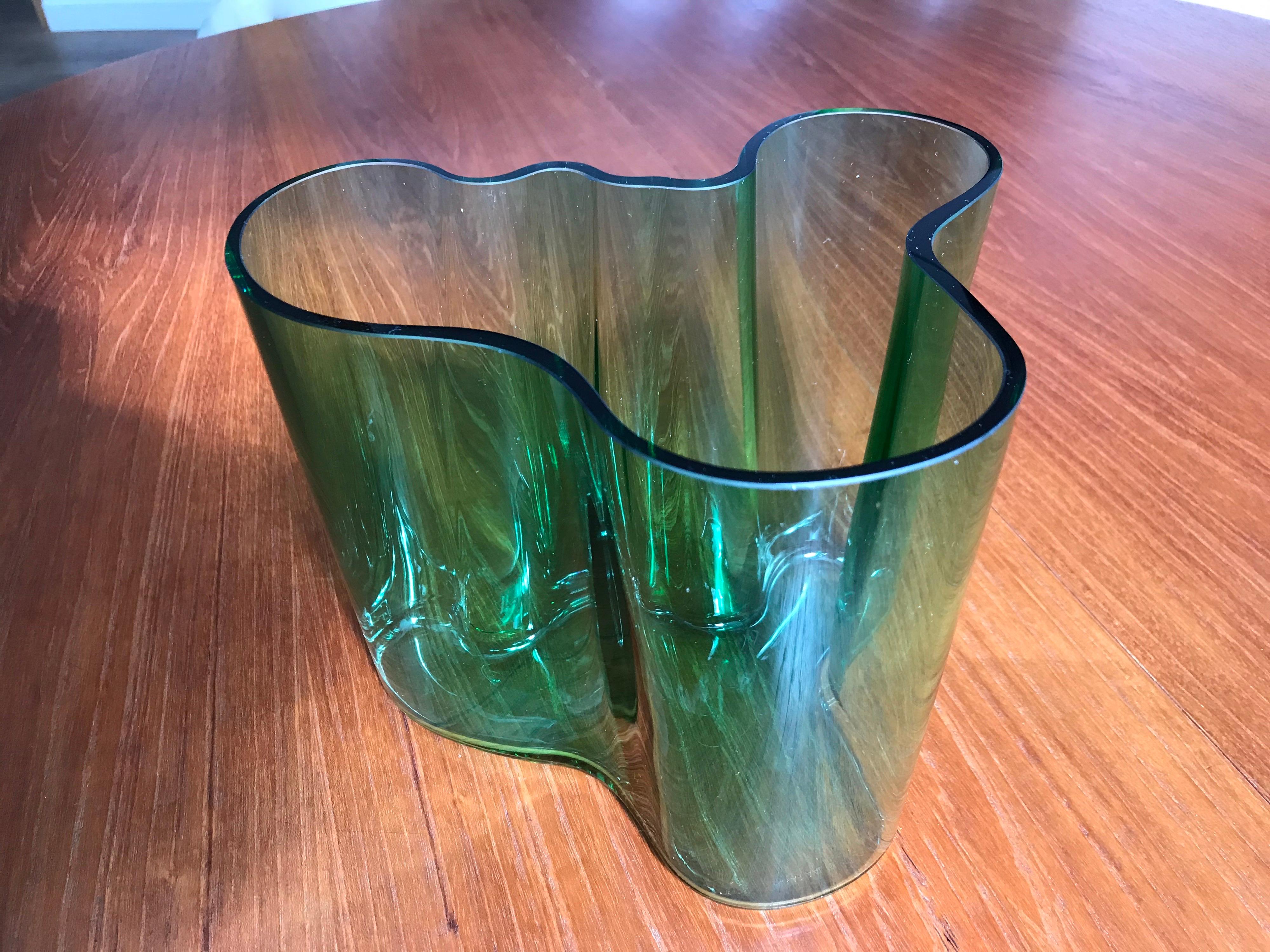 Große Savoy-Vase von Alvar Aalto in Smaragdgrün für Iittala (Glas) im Angebot