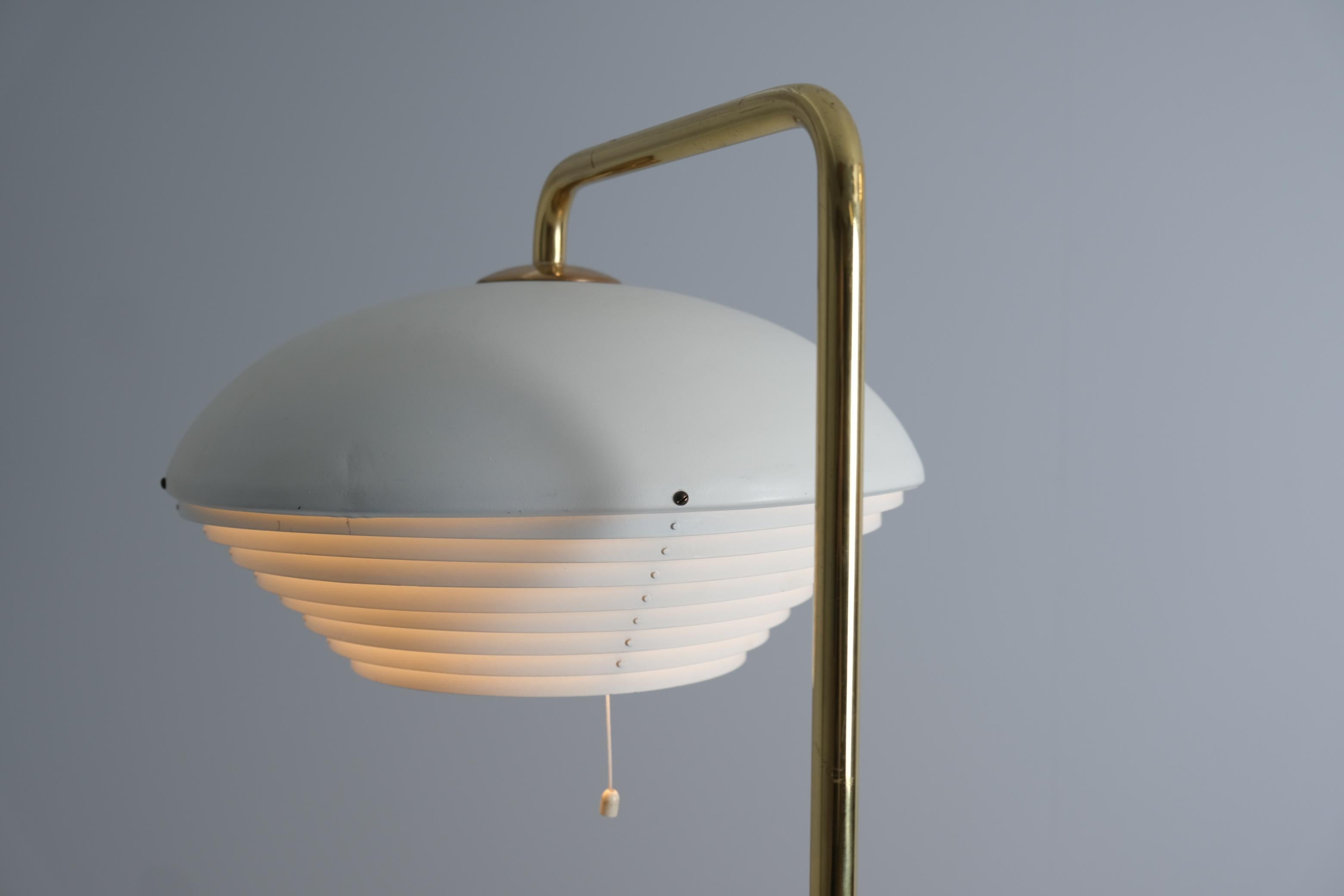 Lampada da terra 'Mughetto' di Alvar Aalto Modello A811, Valaistustyö anni '60 in vendita 3