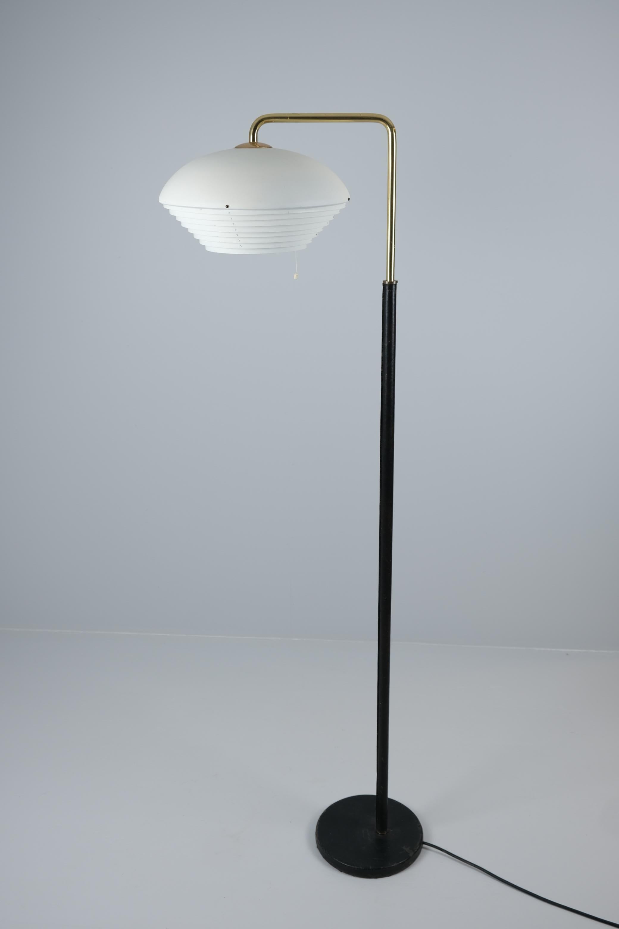 Lampada da terra 'Mughetto' di Alvar Aalto Modello A811, Valaistustyö anni '60 in vendita 7
