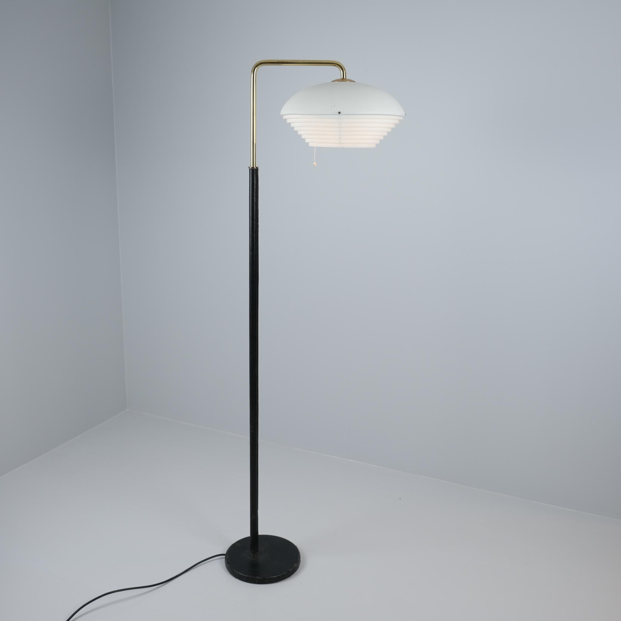 Questa iconica lampada da terra disegnata da Alvar Aalto è l'ultima della linea di lampade da terra da lui disegnate a partire dagli anni '50. Questo è soprannominato Mughetto (Kielo in finlandese) per la sua somiglianza con quel fiore. La lampada è