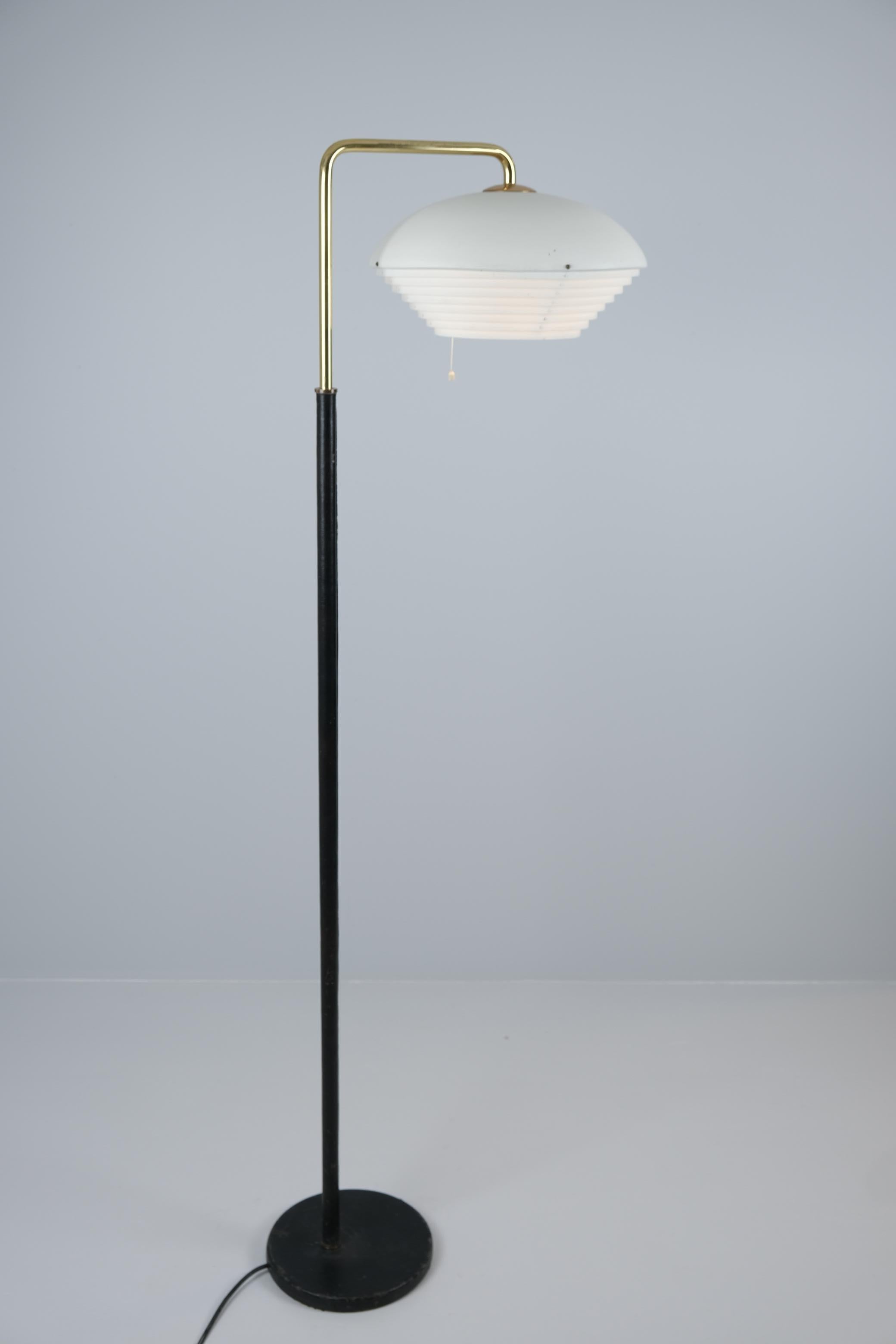 Scandinavo moderno Lampada da terra 'Mughetto' di Alvar Aalto Modello A811, Valaistustyö anni '60 in vendita